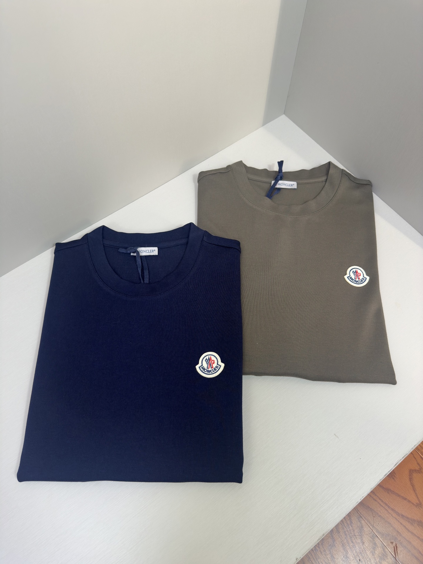 Moncler2025新款长袖打底衫 Moncler这款打底衫款式采用基础圆领长袖款式，简约基础款式，侧