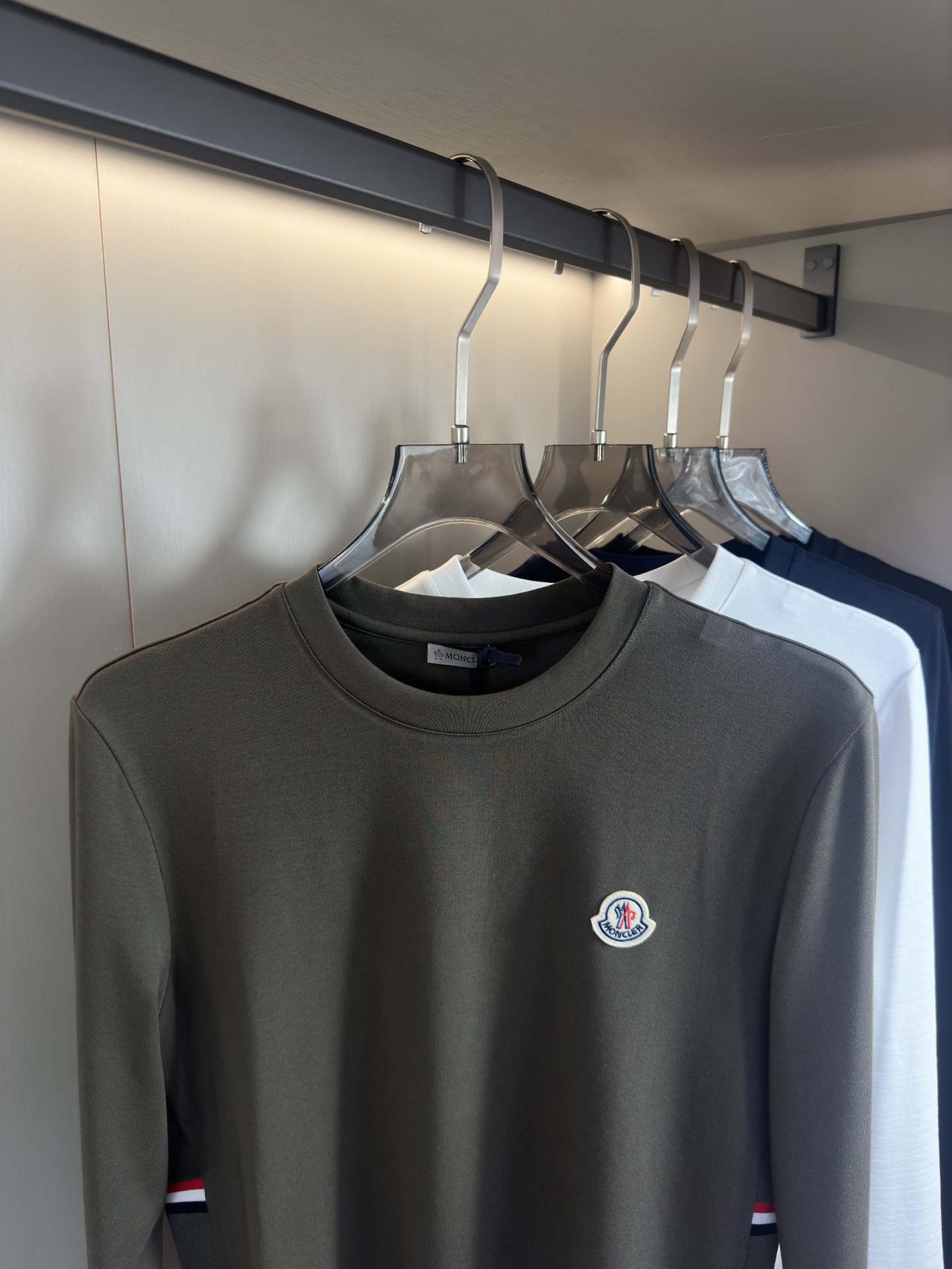 Moncler2025新款长袖打底衫 Moncler这款打底衫款式采用基础圆领长袖款式，简约基础款式，侧