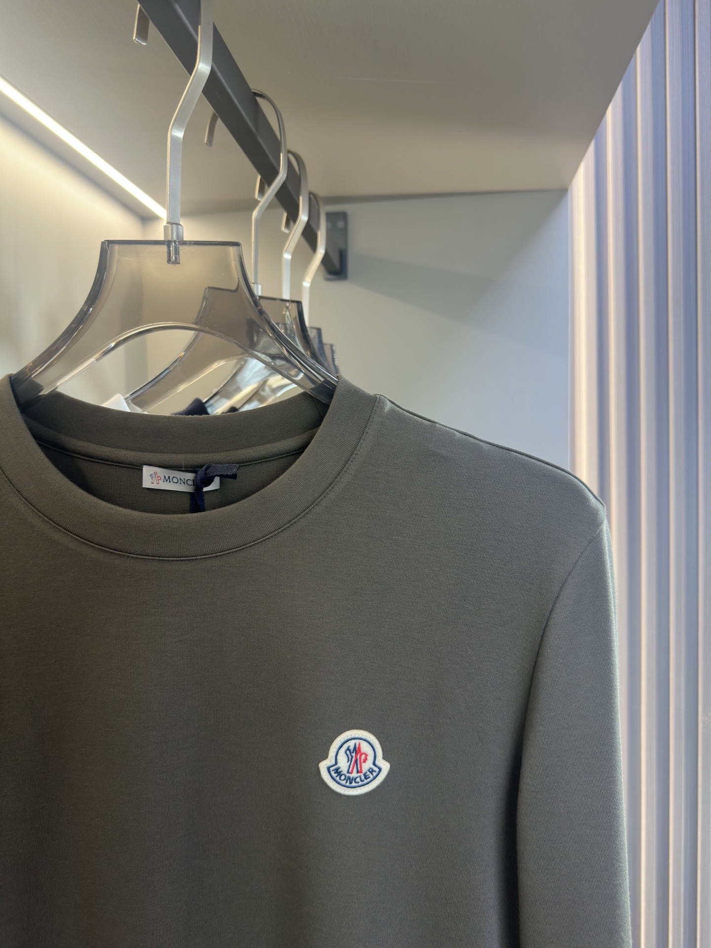 Moncler2025新款长袖打底衫 Moncler这款打底衫款式采用基础圆领长袖款式，简约基础款式，侧