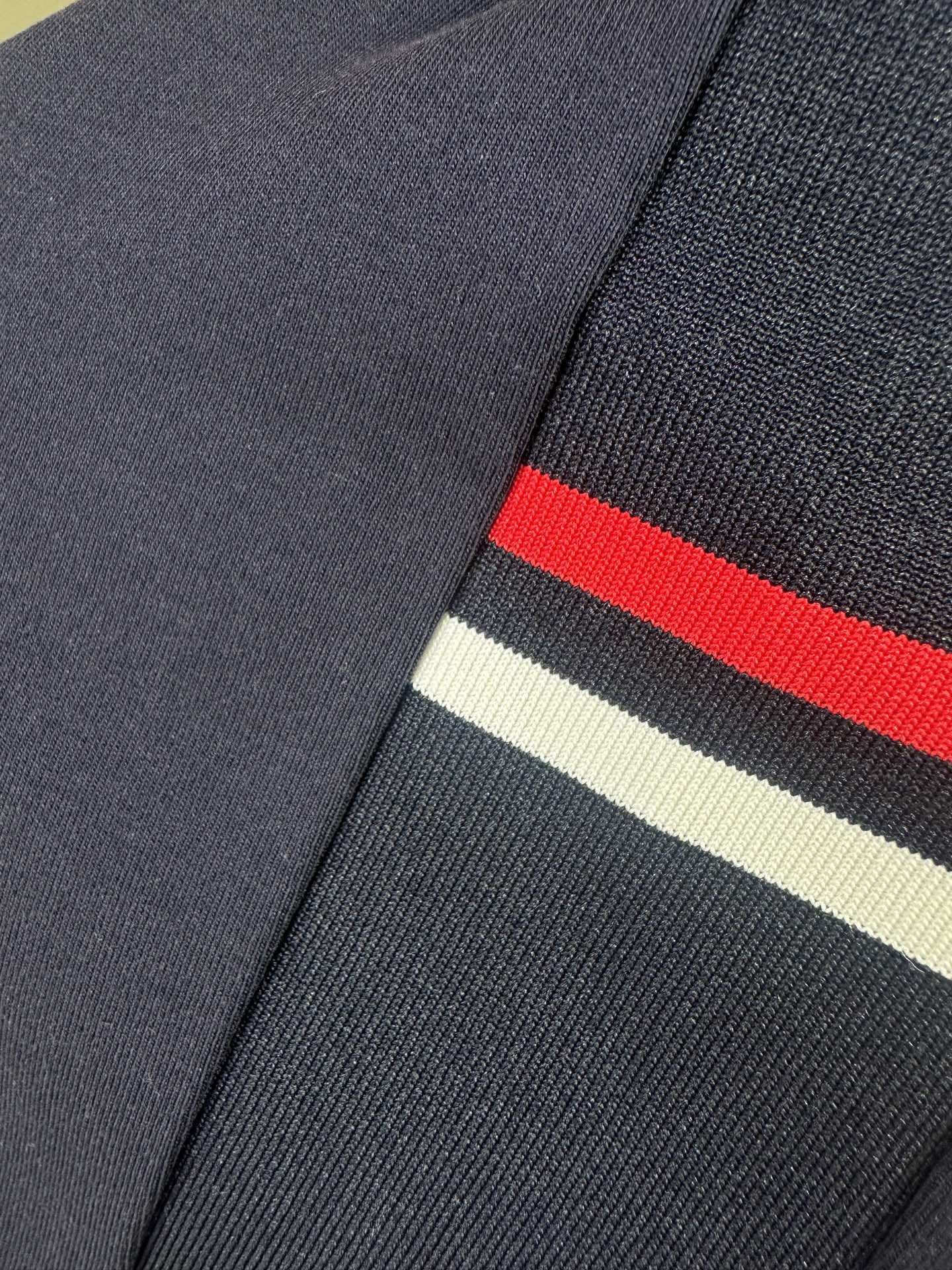 Moncler2025新款长袖打底衫 Moncler这款打底衫款式采用基础圆领长袖款式，简约基础款式，侧