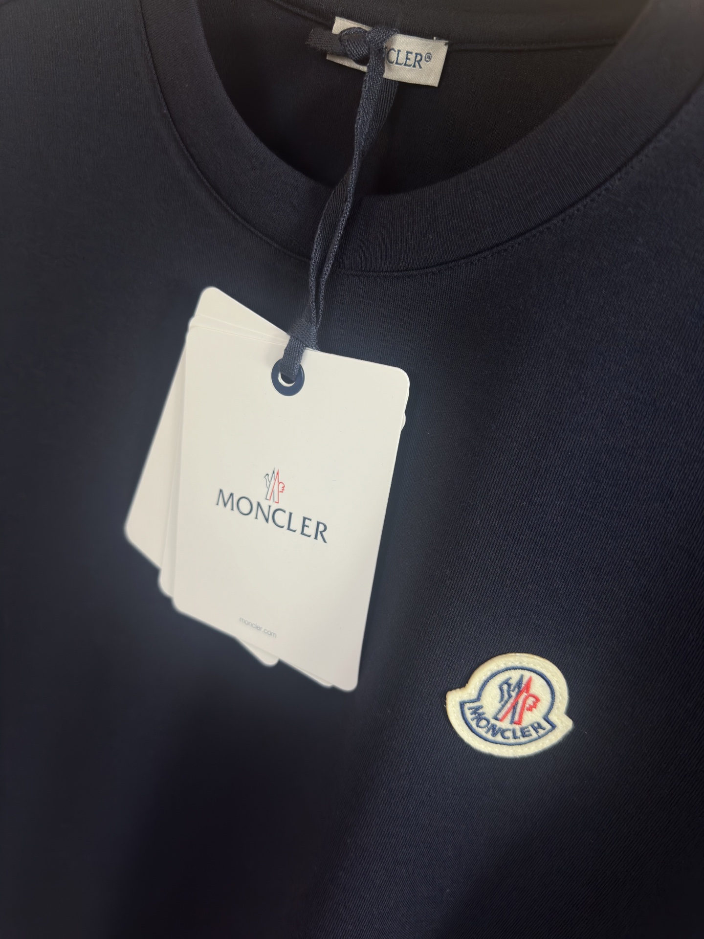 Moncler2025新款长袖打底衫 Moncler这款打底衫款式采用基础圆领长袖款式，简约基础款式，侧