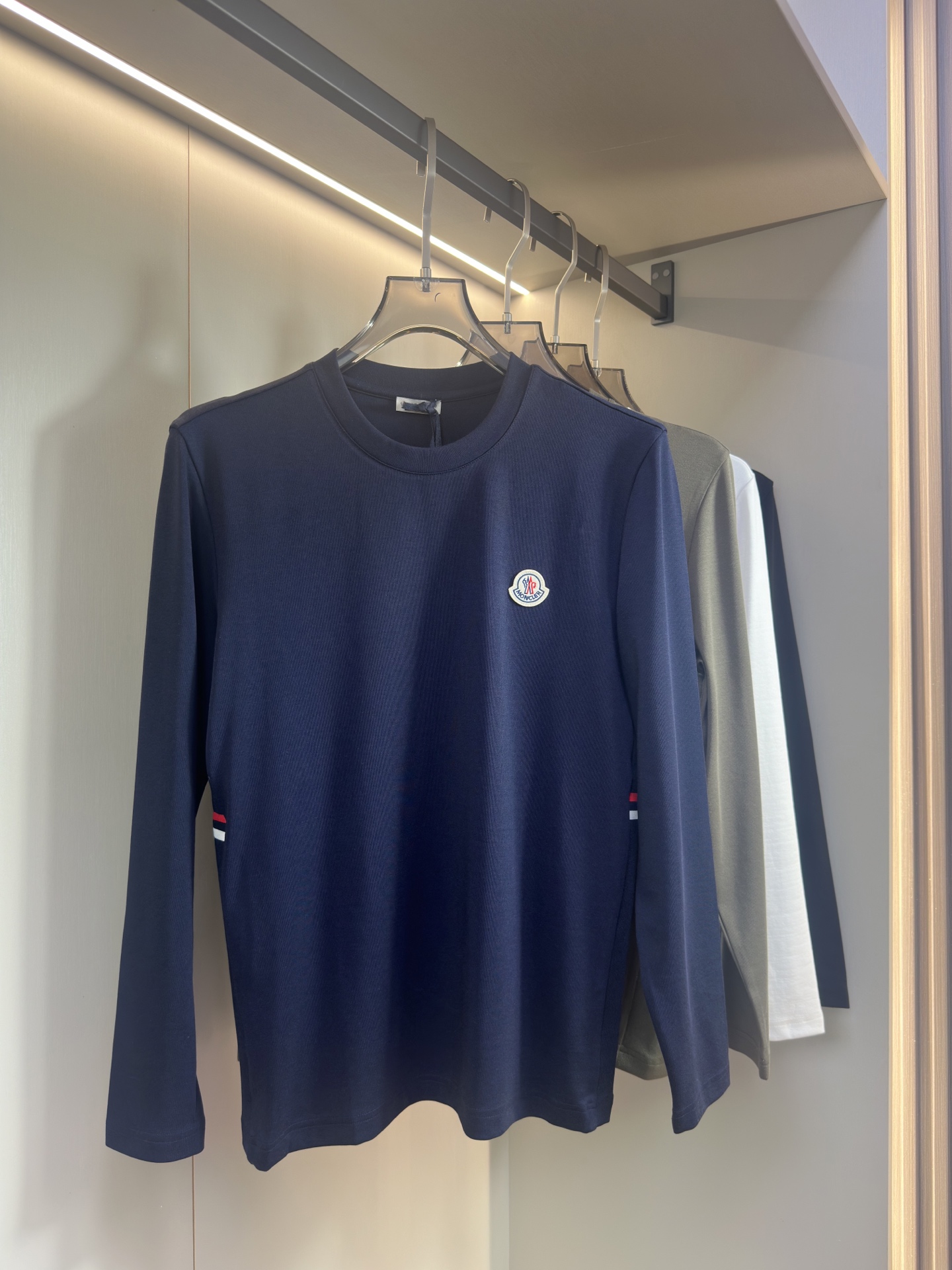 Moncler2025新款长袖打底衫 Moncler这款打底衫款式采用基础圆领长袖款式，简约基础款式，侧