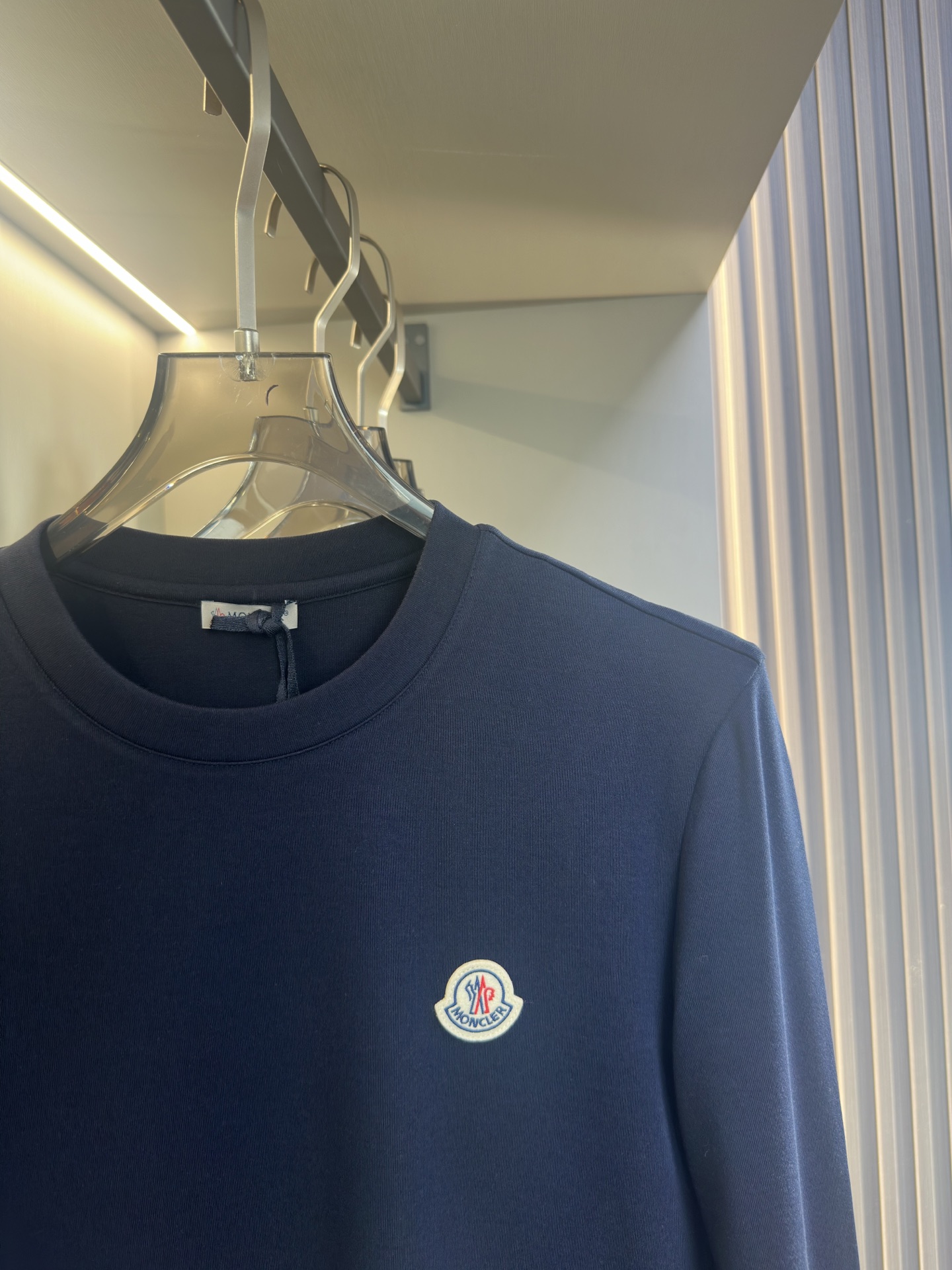 Moncler2025新款长袖打底衫 Moncler这款打底衫款式采用基础圆领长袖款式，简约基础款式，侧