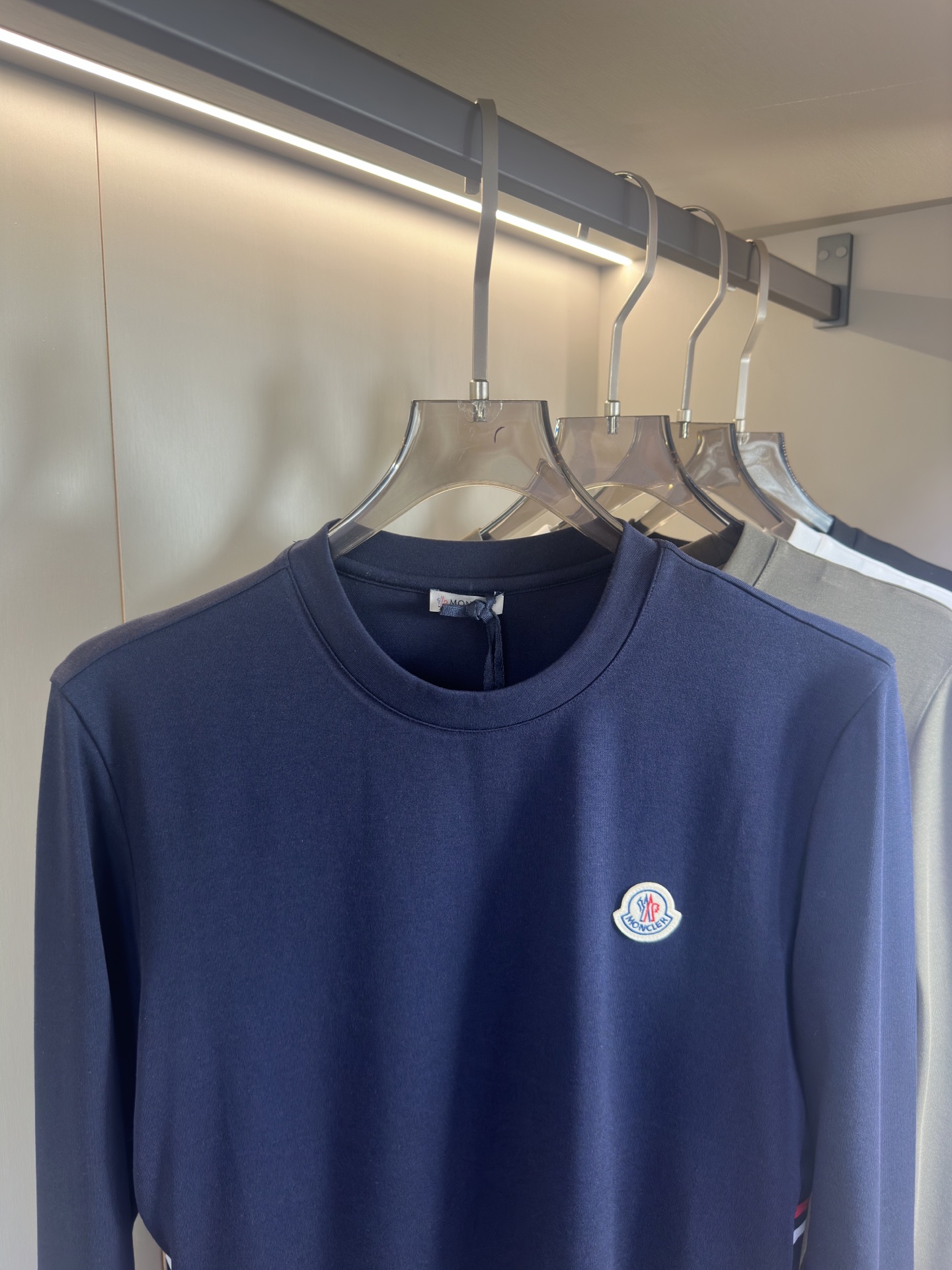 Moncler2025新款长袖打底衫 Moncler这款打底衫款式采用基础圆领长袖款式，简约基础款式，侧