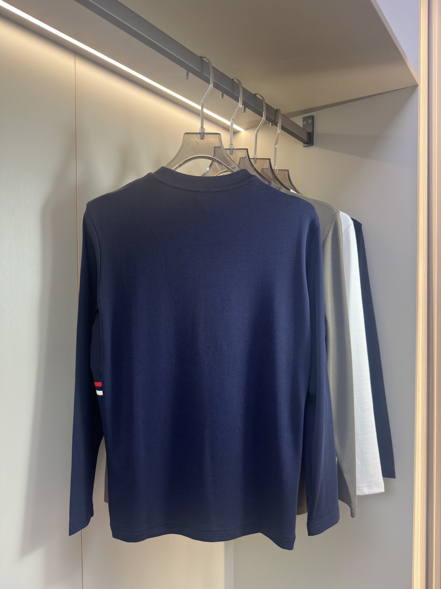 Moncler2025新款长袖打底衫 Moncler这款打底衫款式采用基础圆领长袖款式，简约基础款式，侧