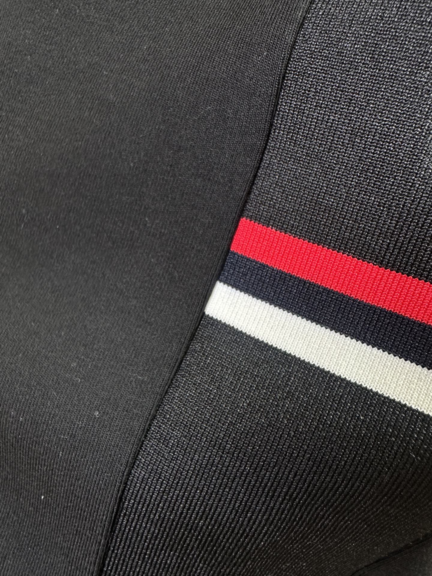 Moncler2025新款长袖打底衫 Moncler这款打底衫款式采用基础圆领长袖款式，简约基础款式，侧