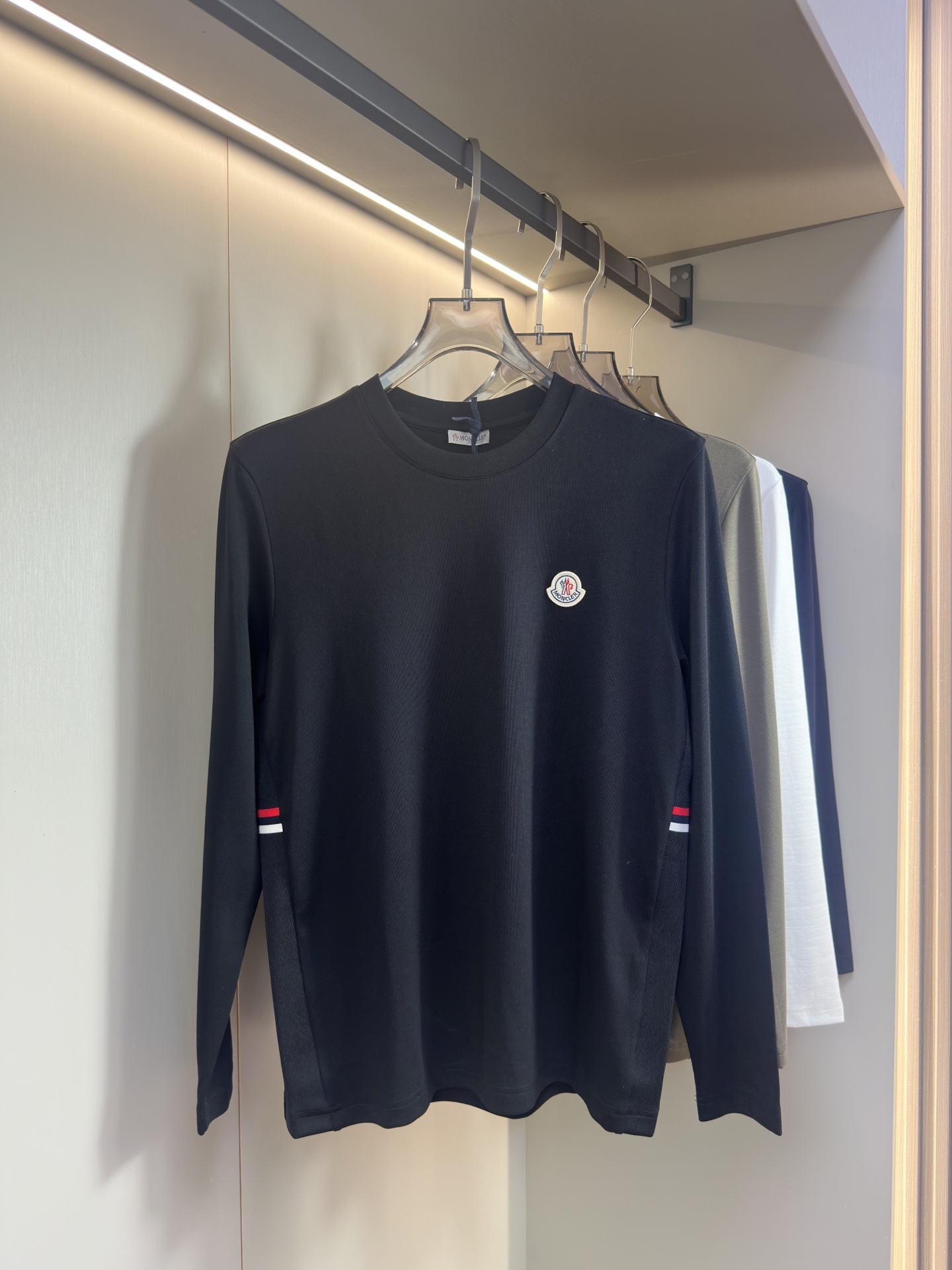 Moncler2025新款长袖打底衫 Moncler这款打底衫款式采用基础圆领长袖款式，简约基础款式，侧