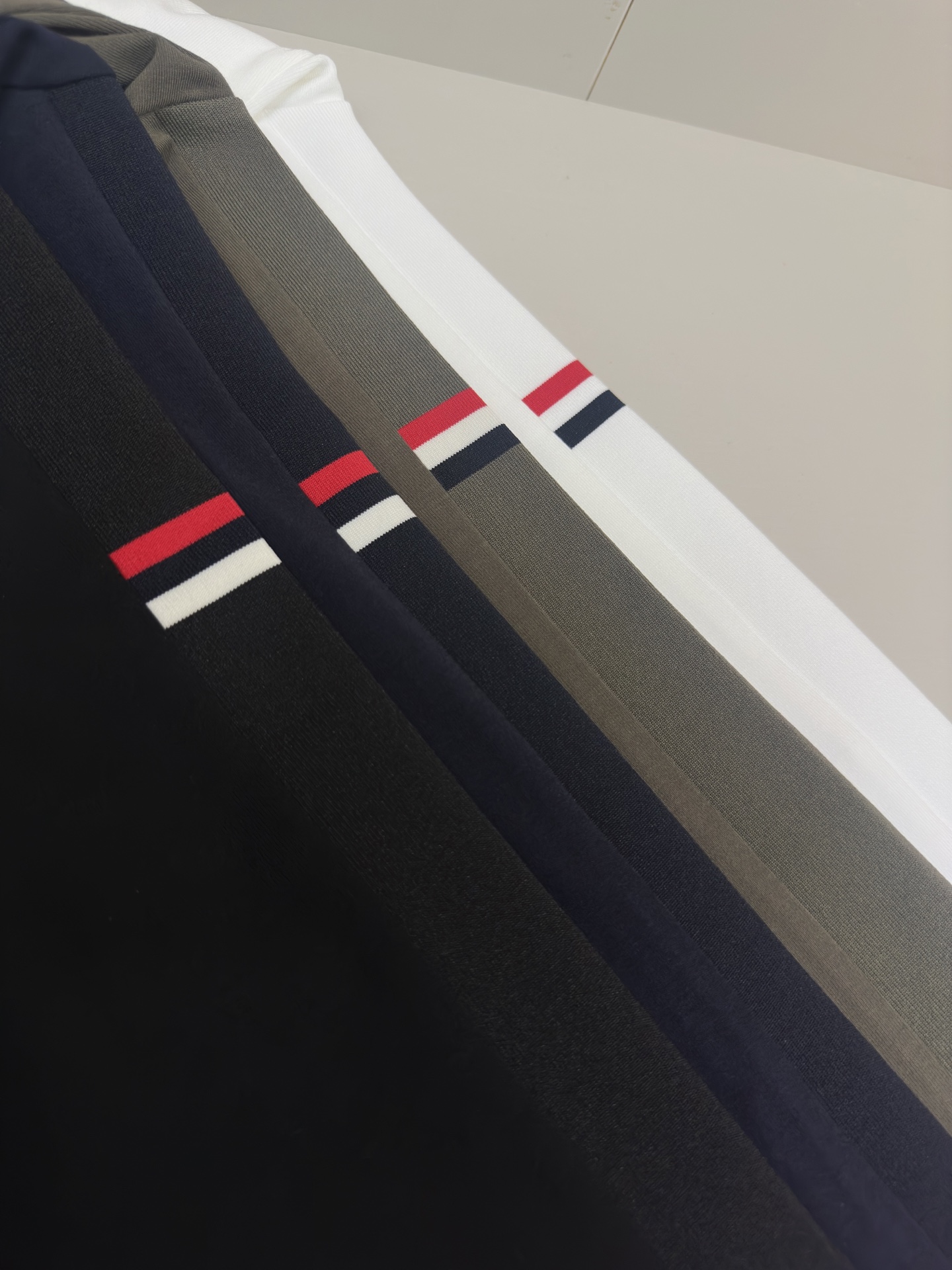 Moncler2025新款长袖打底衫 Moncler这款打底衫款式采用基础圆领长袖款式，简约基础款式，侧