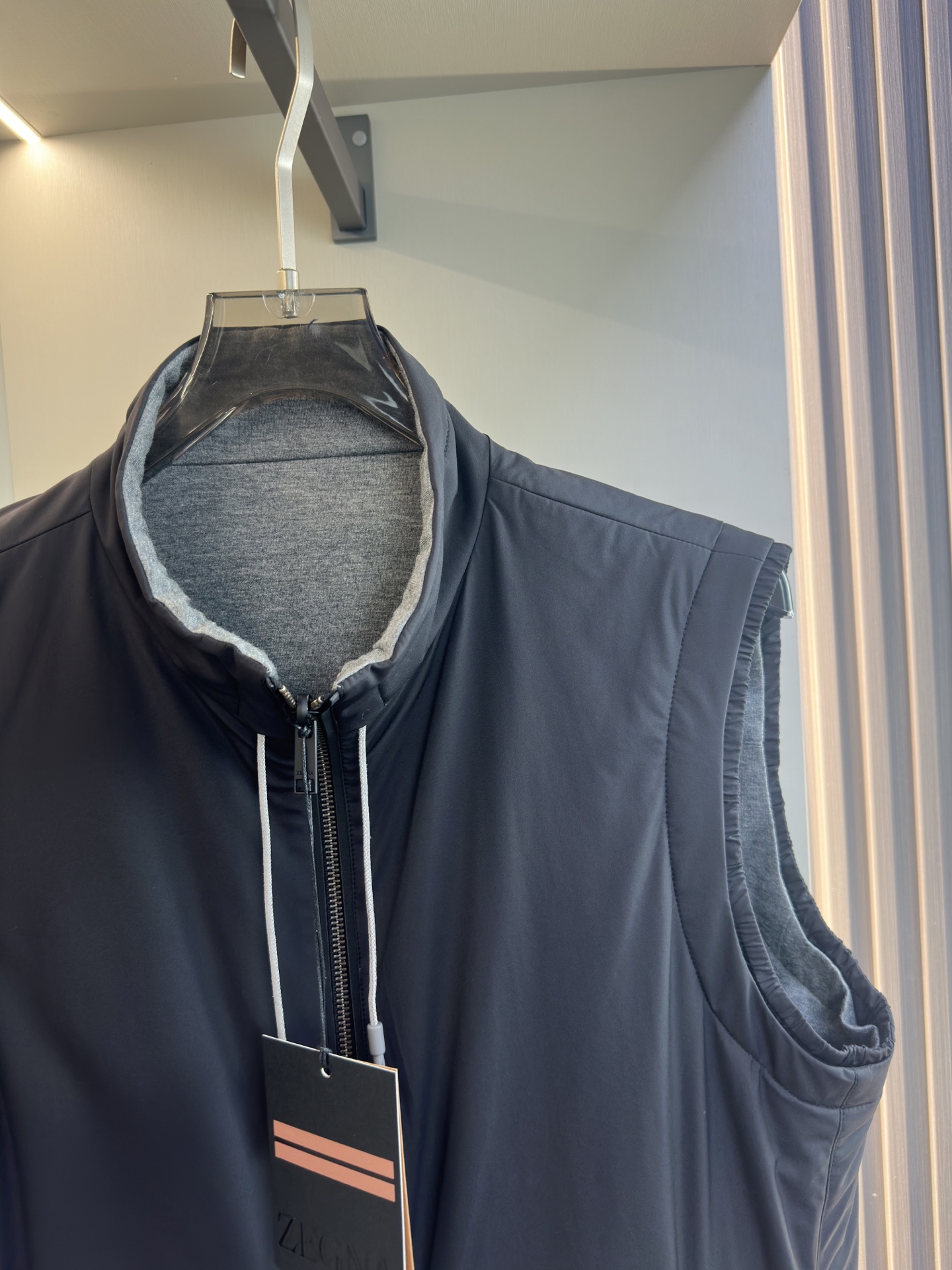 ZEGNA 2025新款双面立领马甲            ZEGNA这款外套整体为休闲版型，无袖设计增