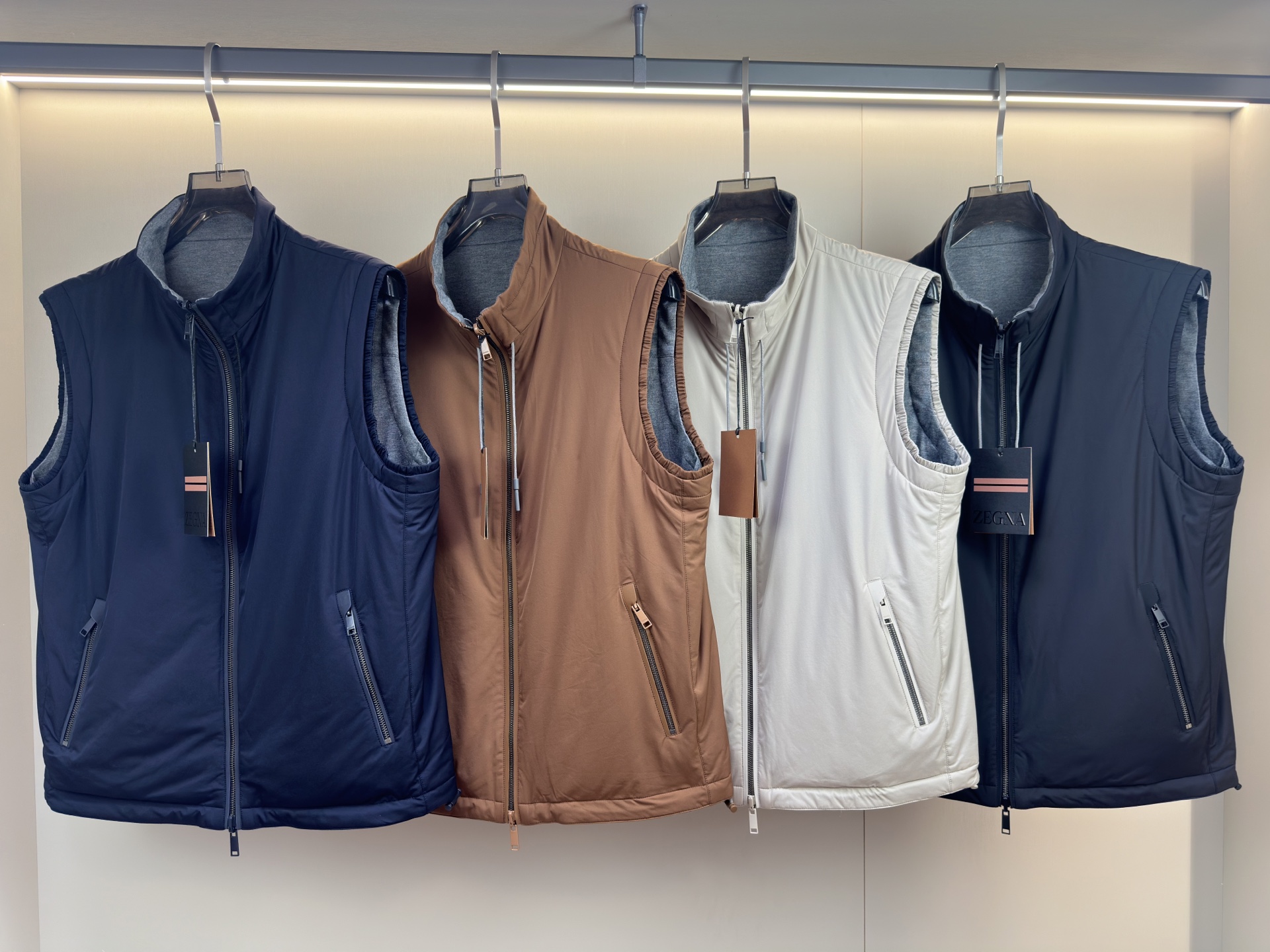 NO:563856,ZEGNA's 2025 new double-sided stand-up collar vest. ZEGNA's jacket is of a casual style. The sleeveless design adds variety to the matching. The body lines are smooth, giving the body ample space to move, and is suitable for diverse daily scenes. It is simple and neat, easy to layer and match, and is suitable for a variety of scenes, such as daily leisure, outdoor light sports, etc., creating a casual and casual style.   One side of the clothes is simple and casual, suitable for daily wardrobes; on the other side, it incorporates Zegna brand's iconic stamped letter elements and is presented in a delicate and compact form. It does not destroy the simplicity of double-sided wear, but also highlights the brand identity, enhances recognition and sophistication. The back is designed with a unique leather strip, and with the core design of double-sided wear, the two sides can show different colors and textures to meet different moods and occasions, create a personalized look, enrich the wearing experience, and realize the creative dressing idea of 'one piece can buy two pieces'. Size 48  50 52 54 56 Color black navy gray yellow,,zegna,jackets & coats,alexander wang19860909ZEGNA 2025新款双面立领马甲  ZEGNA这款外套整体为休闲版型,无袖设计增添了搭配的多样性,衣身线条流畅,给予身体充足活动空间,适配多元日常场景,简约利落,便于叠穿搭配,适配多种场景,如日常休闲、户外轻运动等,打造休闲随性风格. 衣服一面简约休闲,适合日常衣柜百搭；一面融入杰尼亚品牌标志性烫胶字母元素,以精致小巧的形式呈现,不破坏双面穿的简约感,又能彰显品牌身份,提升辨识度与精致度,后背设计上了独特的皮条,加上双面穿的核心设计,两面可呈现不同色彩、材质质感,满足不同穿搭心情与场合,打造个性造型,丰富穿着体验,实现“一件顶两件”的穿搭创意.  码数48 50 52 54 56 颜色黑色 藏青 灰色 黄色,,zegna,jackets & coats,alexander wang,Men's clothing