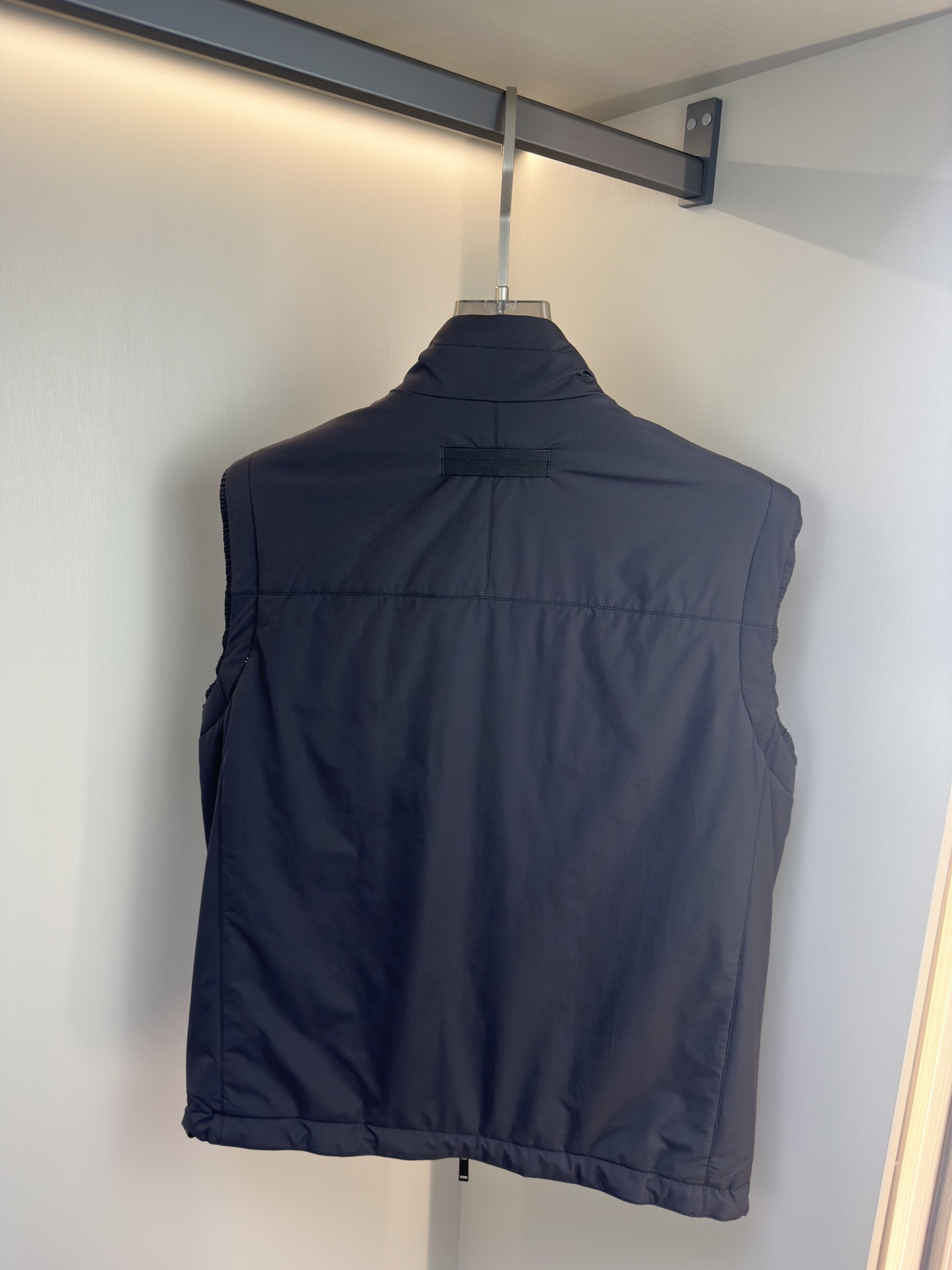 ZEGNA 2025新款双面立领马甲            ZEGNA这款外套整体为休闲版型，无袖设计增