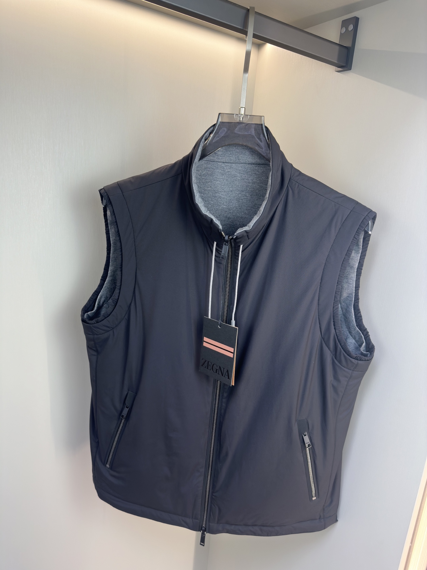 ZEGNA 2025新款双面立领马甲            ZEGNA这款外套整体为休闲版型，无袖设计增