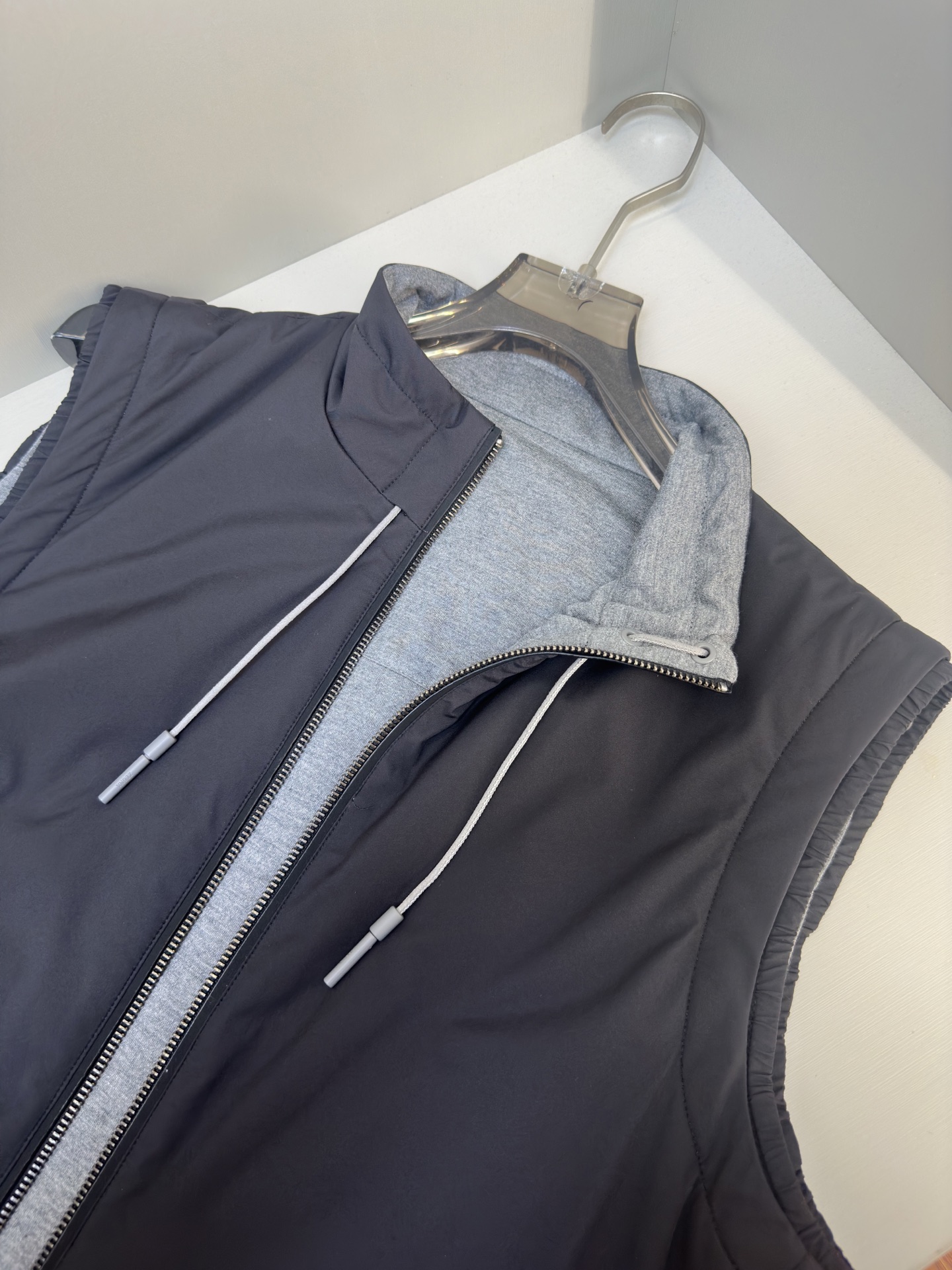 ZEGNA 2025新款双面立领马甲            ZEGNA这款外套整体为休闲版型，无袖设计增