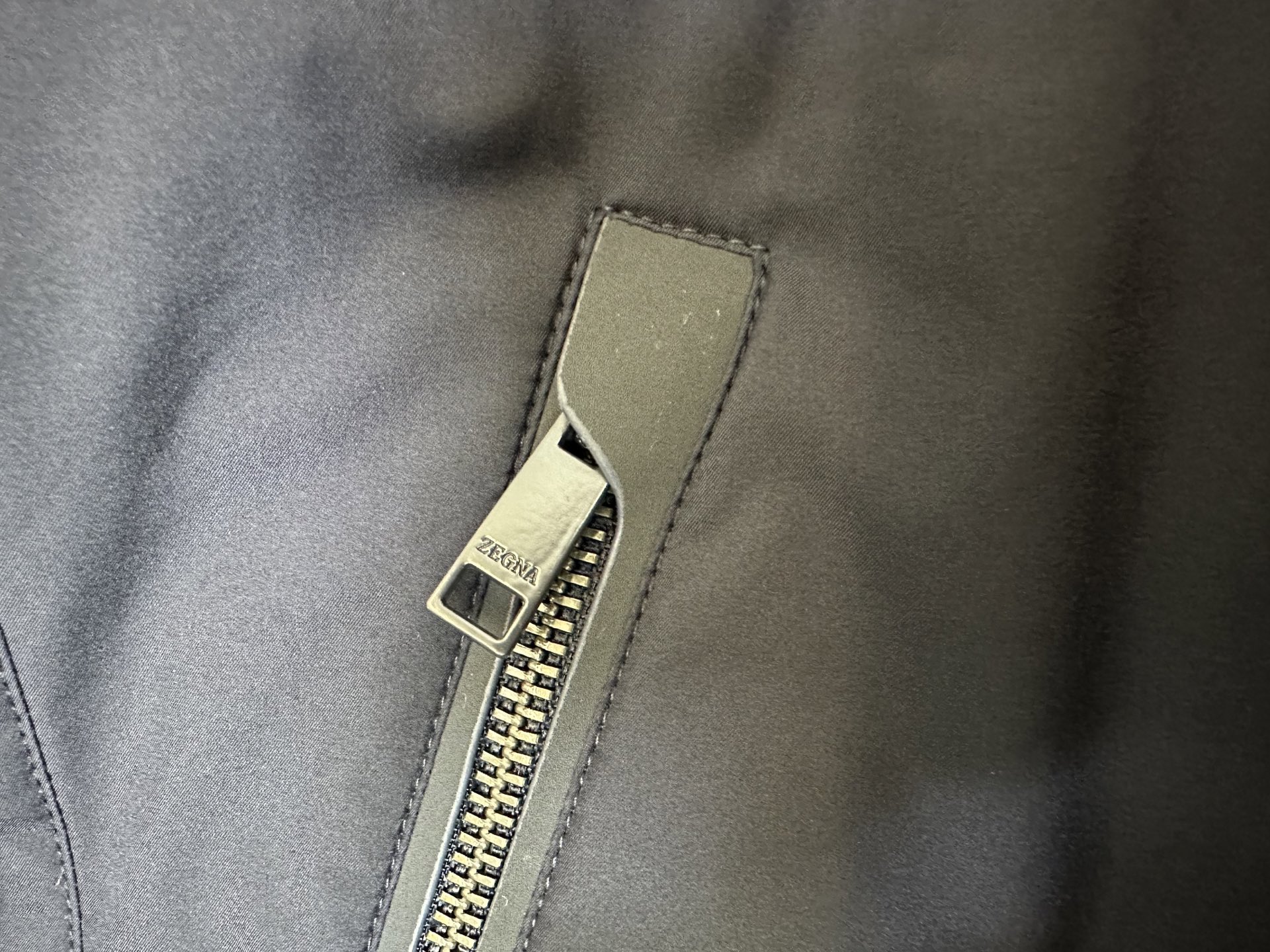 ZEGNA 2025新款双面立领马甲            ZEGNA这款外套整体为休闲版型，无袖设计增