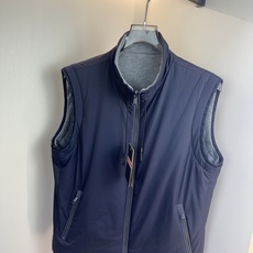 ZEGNA 2025新款双面立领马甲 ZEGNA这款外套整体为休闲版型,无袖设计增 ZEGNA 2025新款双面立领马甲 ZEGNA这款外套整体为休闲版型,无袖设计增