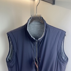 ZEGNA 2025新款双面立领马甲 ZEGNA这款外套整体为休闲版型,无袖设计增 ZEGNA 2025新款双面立领马甲 ZEGNA这款外套整体为休闲版型,无袖设计增