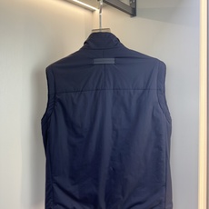 ZEGNA 2025新款双面立领马甲 ZEGNA这款外套整体为休闲版型,无袖设计增 ZEGNA 2025新款双面立领马甲 ZEGNA这款外套整体为休闲版型,无袖设计增