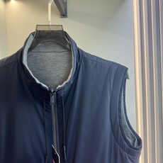 ZEGNA 2025新款双面立领马甲 ZEGNA这款外套整体为休闲版型,无袖设计增 ZEGNA 2025新款双面立领马甲 ZEGNA这款外套整体为休闲版型,无袖设计增