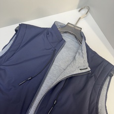 ZEGNA 2025新款双面立领马甲 ZEGNA这款外套整体为休闲版型,无袖设计增 ZEGNA 2025新款双面立领马甲 ZEGNA这款外套整体为休闲版型,无袖设计增