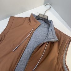 ZEGNA 2025新款双面立领马甲 ZEGNA这款外套整体为休闲版型,无袖设计增 ZEGNA 2025新款双面立领马甲 ZEGNA这款外套整体为休闲版型,无袖设计增
