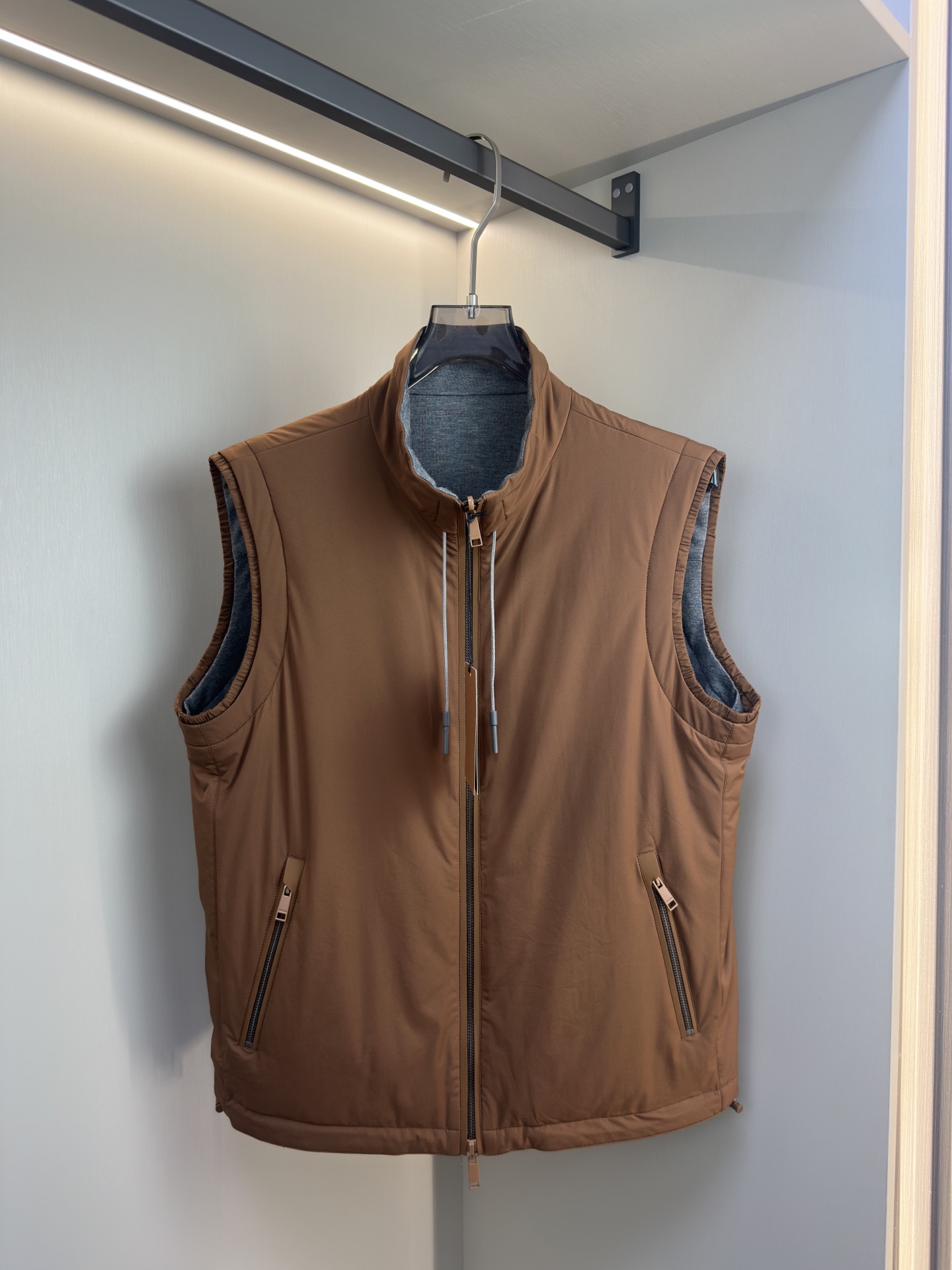 ZEGNA 2025新款双面立领马甲            ZEGNA这款外套整体为休闲版型，无袖设计增