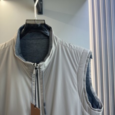 ZEGNA 2025新款双面立领马甲 ZEGNA这款外套整体为休闲版型,无袖设计增 ZEGNA 2025新款双面立领马甲 ZEGNA这款外套整体为休闲版型,无袖设计增