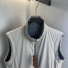ZEGNA 2025新款双面立领马甲 ZEGNA这款外套整体为休闲版型,无袖设计增 ZEGNA 2025新款双面立领马甲 ZEGNA这款外套整体为休闲版型,无袖设计增