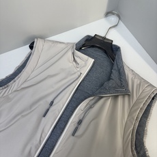 ZEGNA 2025新款双面立领马甲 ZEGNA这款外套整体为休闲版型,无袖设计增 ZEGNA 2025新款双面立领马甲 ZEGNA这款外套整体为休闲版型,无袖设计增
