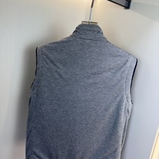 ZEGNA 2025新款双面立领马甲 ZEGNA这款外套整体为休闲版型,无袖设计增 ZEGNA 2025新款双面立领马甲 ZEGNA这款外套整体为休闲版型,无袖设计增