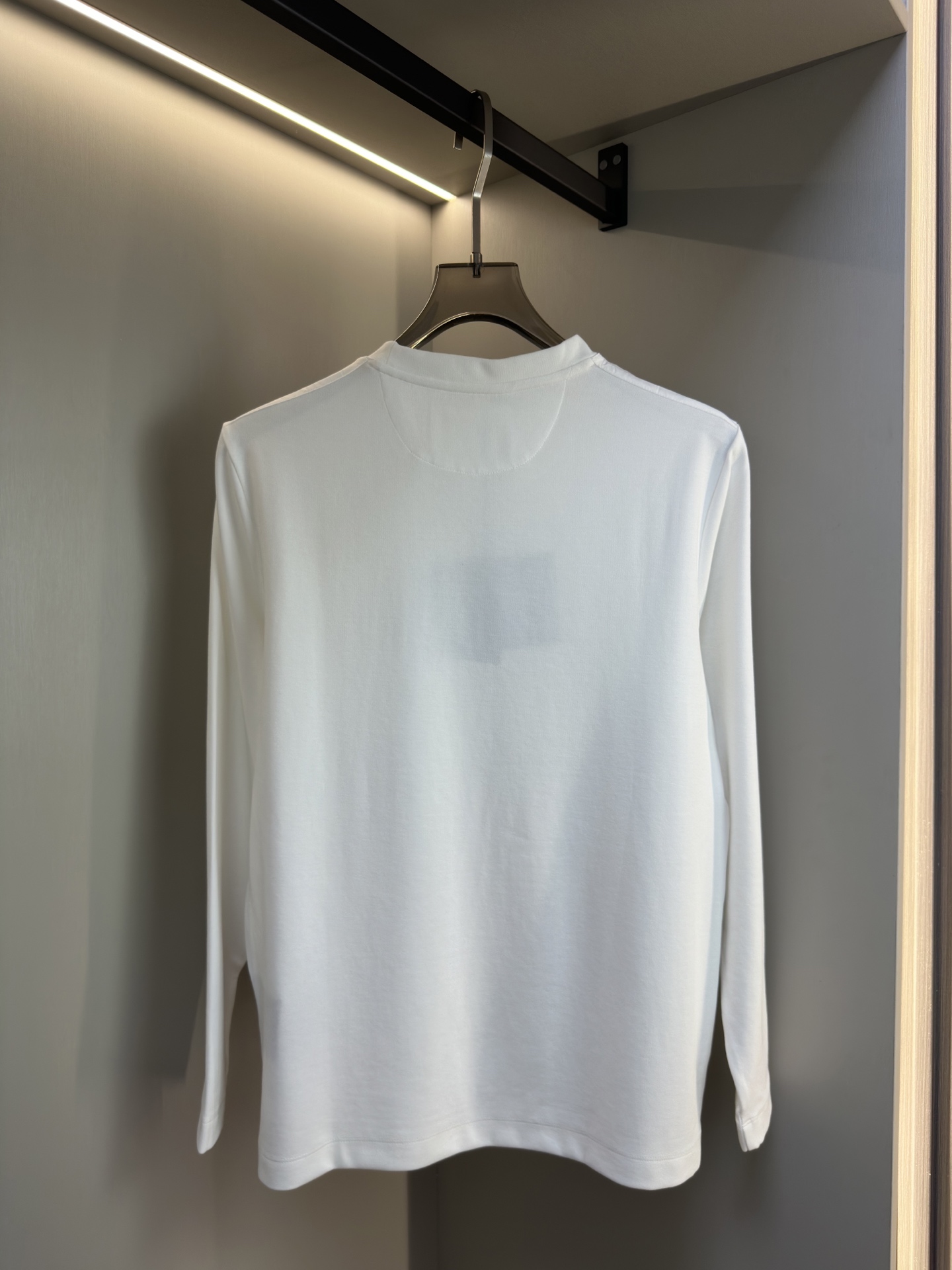 PRADA 25秋冬款长袖打底衫 PRADA这款打底衫款式采用的是基础圆领长袖打底衫，简约基础版型，肩膀