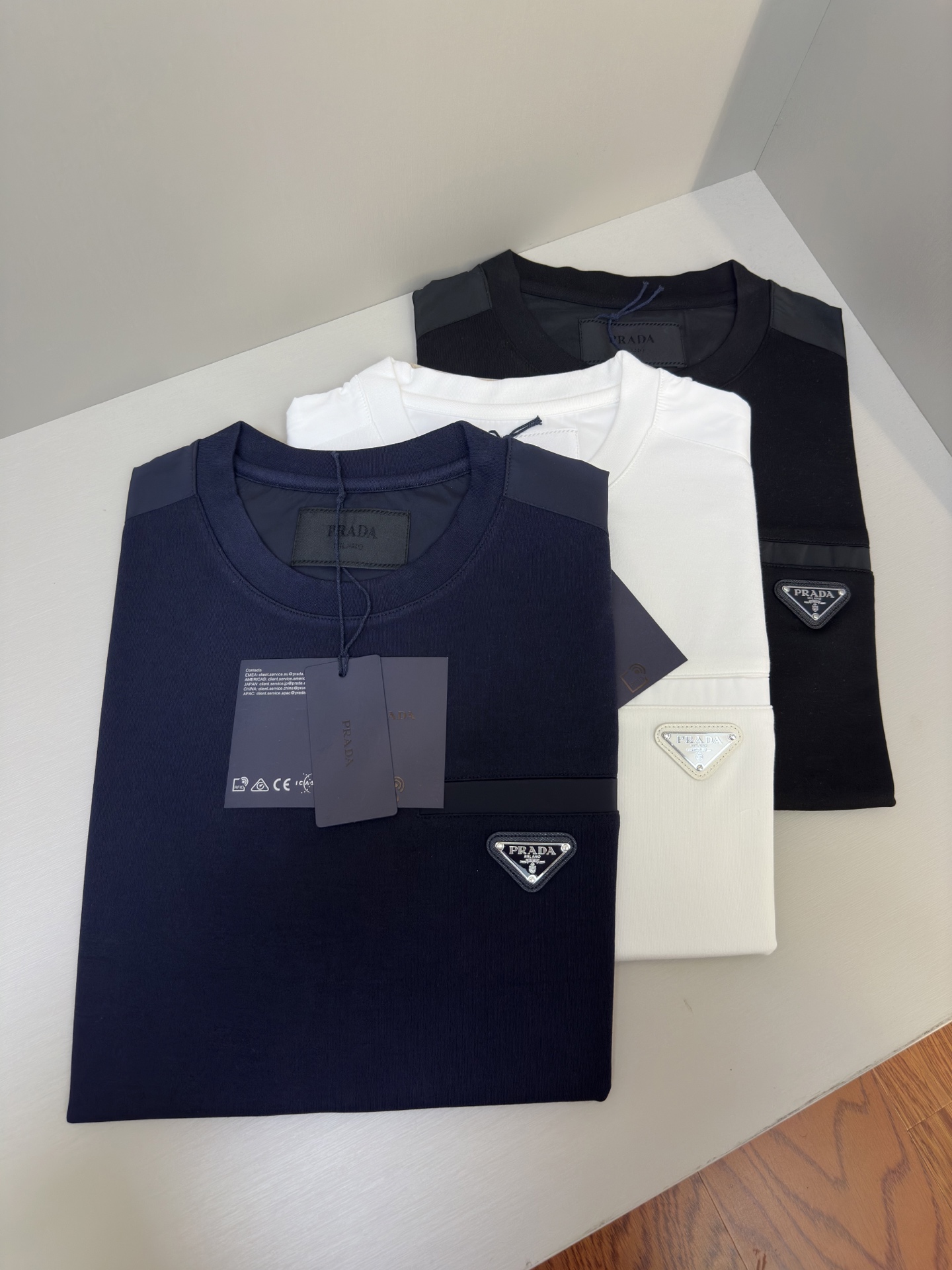 PRADA 25秋冬款长袖打底衫 PRADA这款打底衫款式采用的是基础圆领长袖打底衫，简约基础版型，肩膀