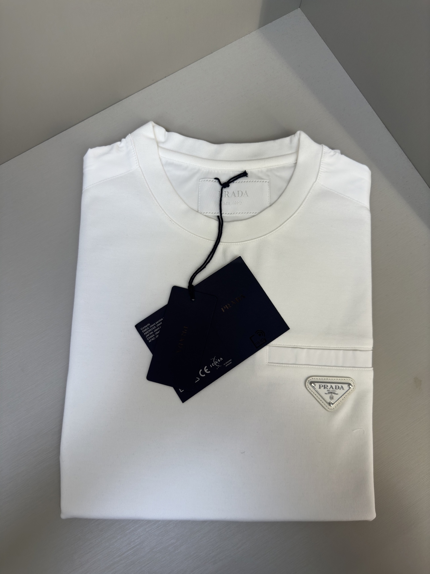 PRADA 25秋冬款长袖打底衫 PRADA这款打底衫款式采用的是基础圆领长袖打底衫，简约基础版型，肩膀