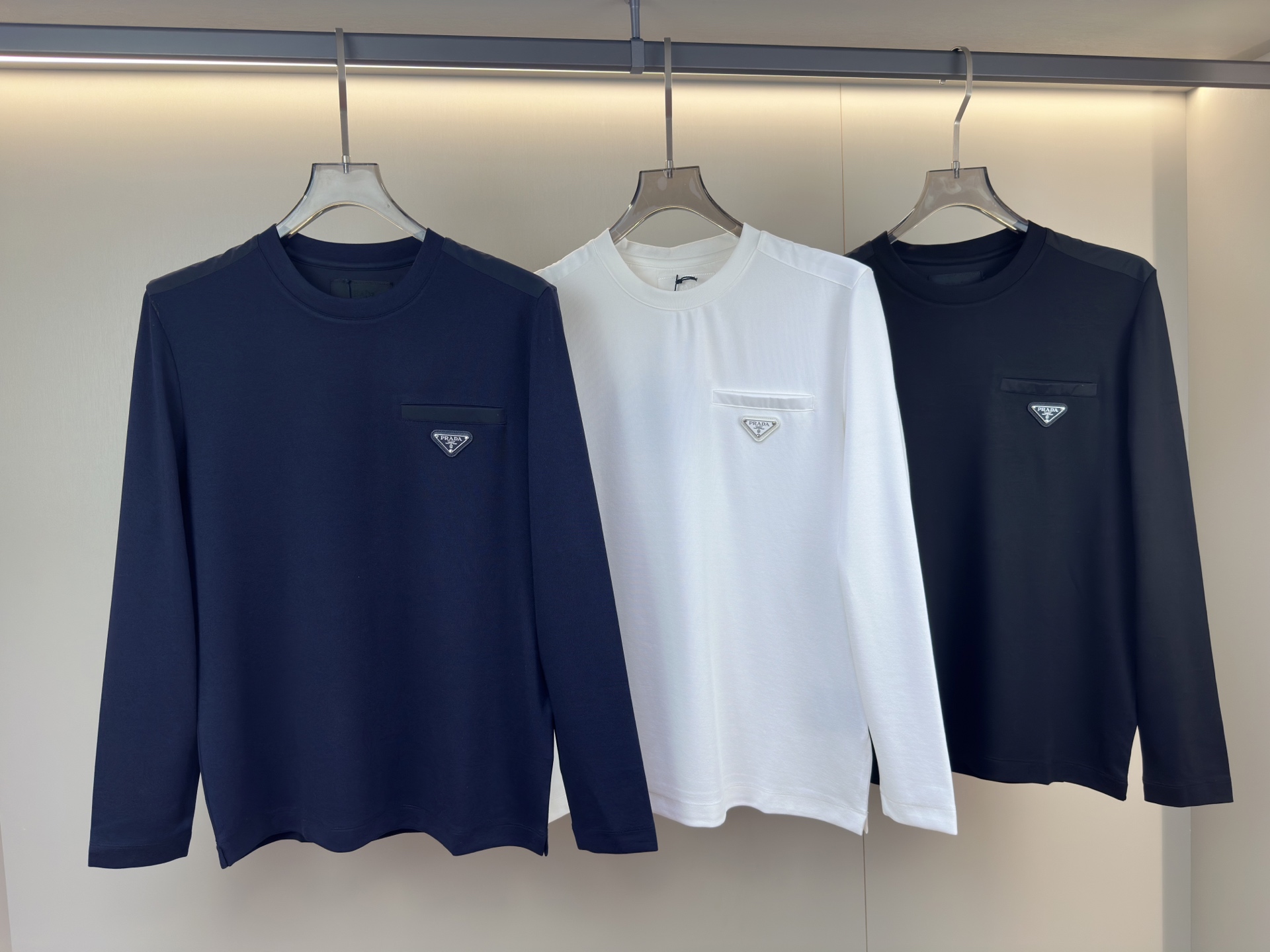 PRADA 25秋冬款长袖打底衫 PRADA这款打底衫款式采用的是基础圆领长袖打底衫，简约基础版型，肩膀