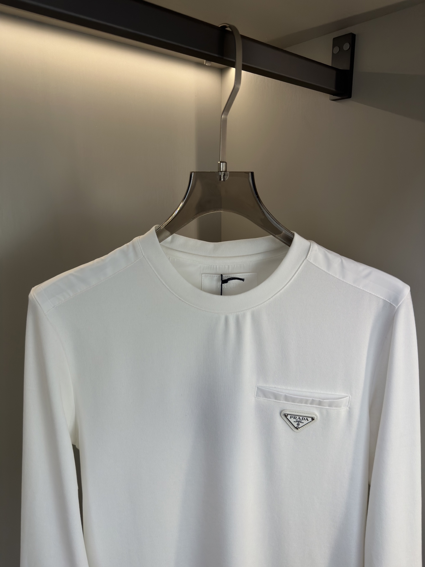 PRADA 25秋冬款长袖打底衫 PRADA这款打底衫款式采用的是基础圆领长袖打底衫，简约基础版型，肩膀