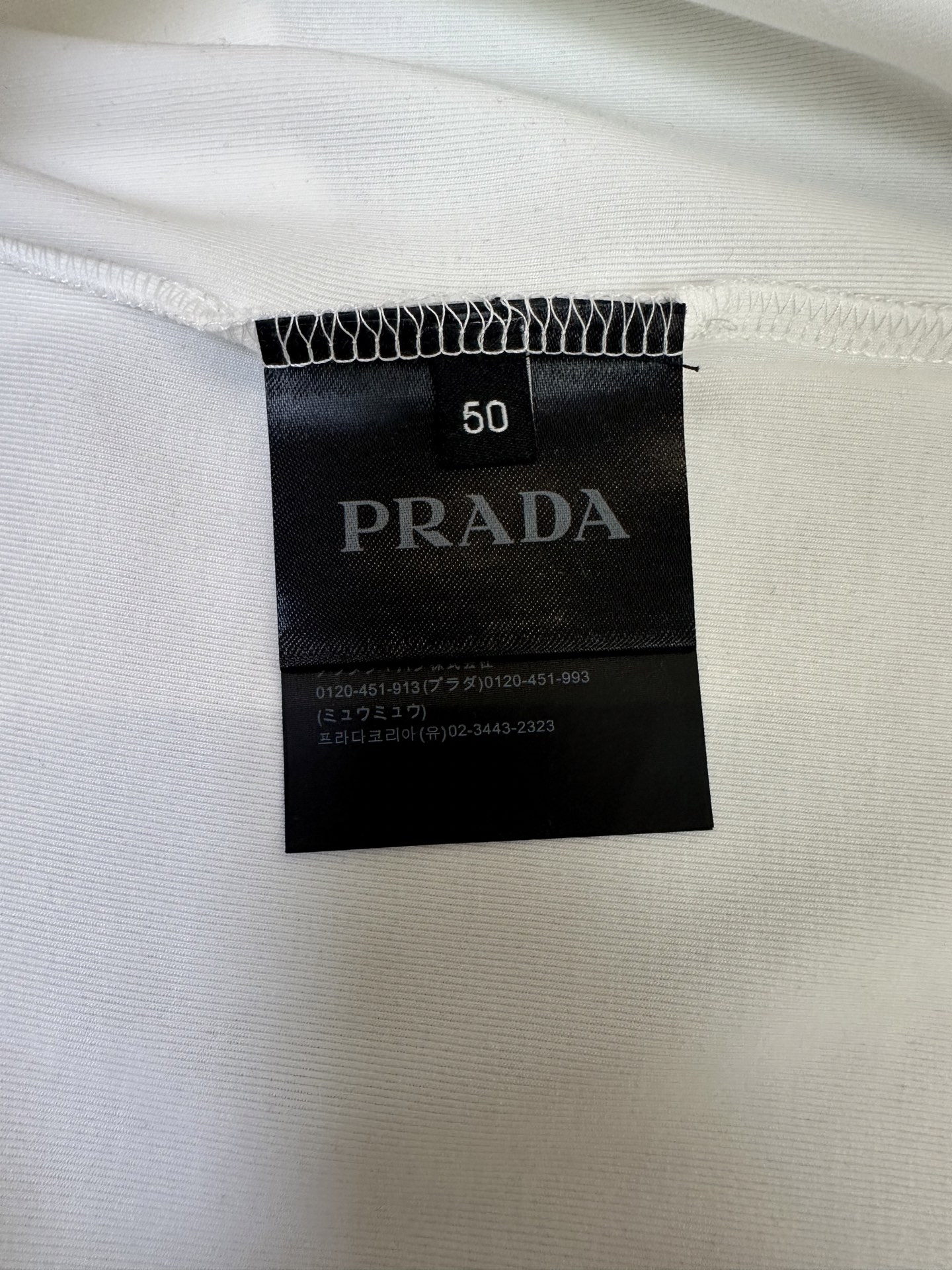 PRADA 25秋冬款长袖打底衫 PRADA这款打底衫款式采用的是基础圆领长袖打底衫，简约基础版型，肩膀