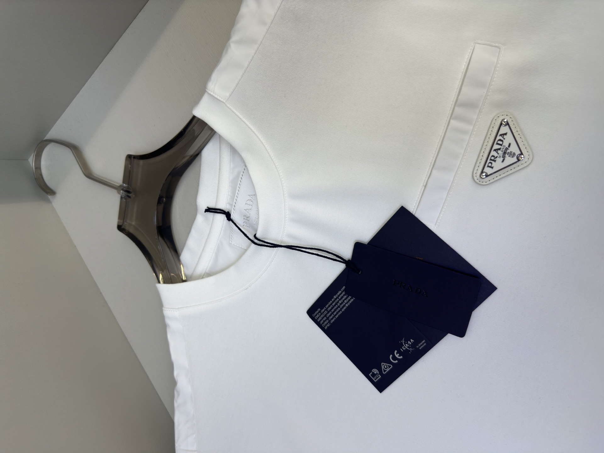 PRADA 25秋冬款长袖打底衫 PRADA这款打底衫款式采用的是基础圆领长袖打底衫，简约基础版型，肩膀