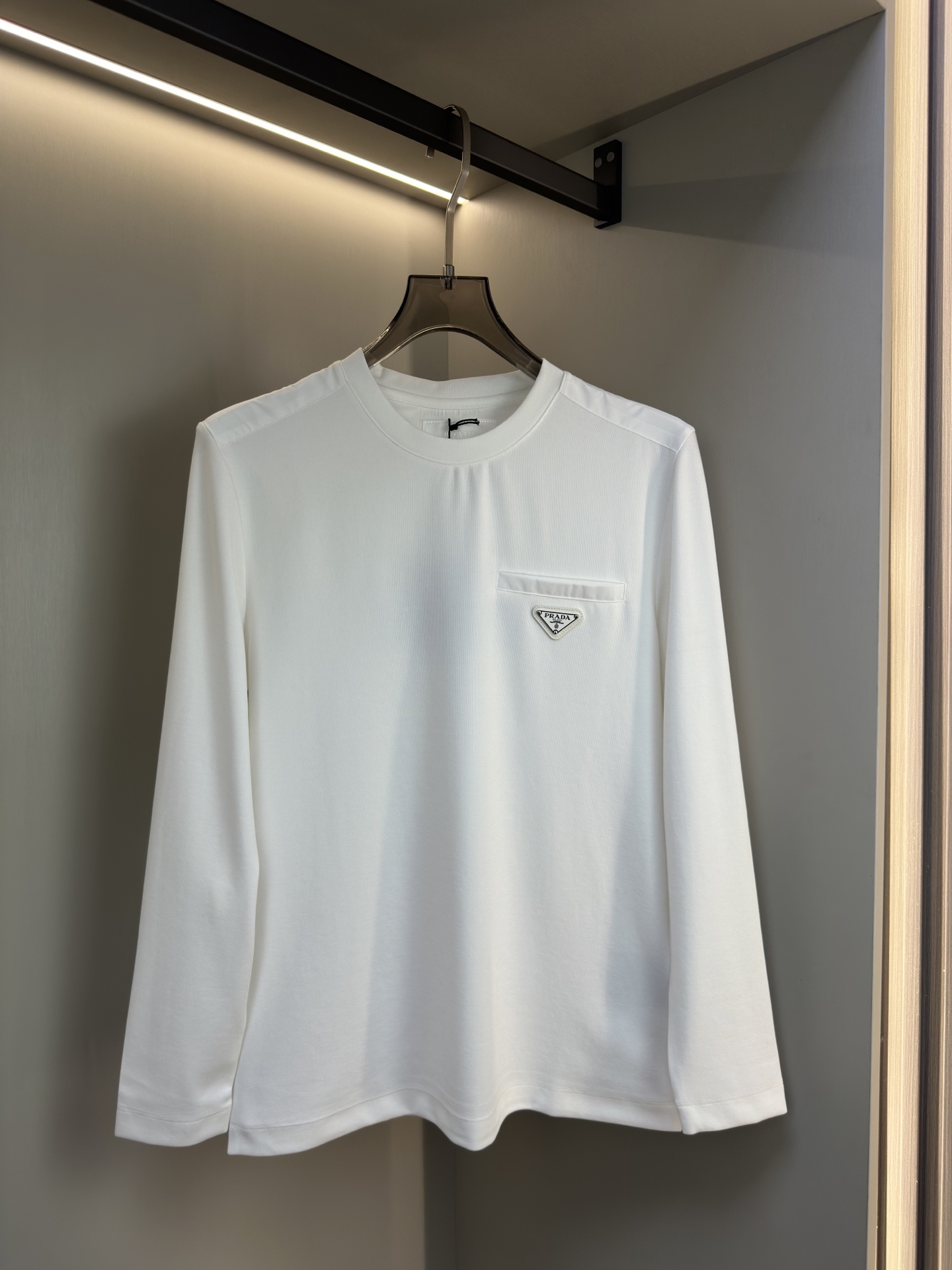 PRADA 25秋冬款长袖打底衫 PRADA这款打底衫款式采用的是基础圆领长袖打底衫，简约基础版型，肩膀