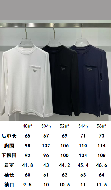 PRADA 25秋冬款长袖打底衫 PRADA这款打底衫款式采用的是基础圆领长袖打底衫，简约基础版型，肩膀