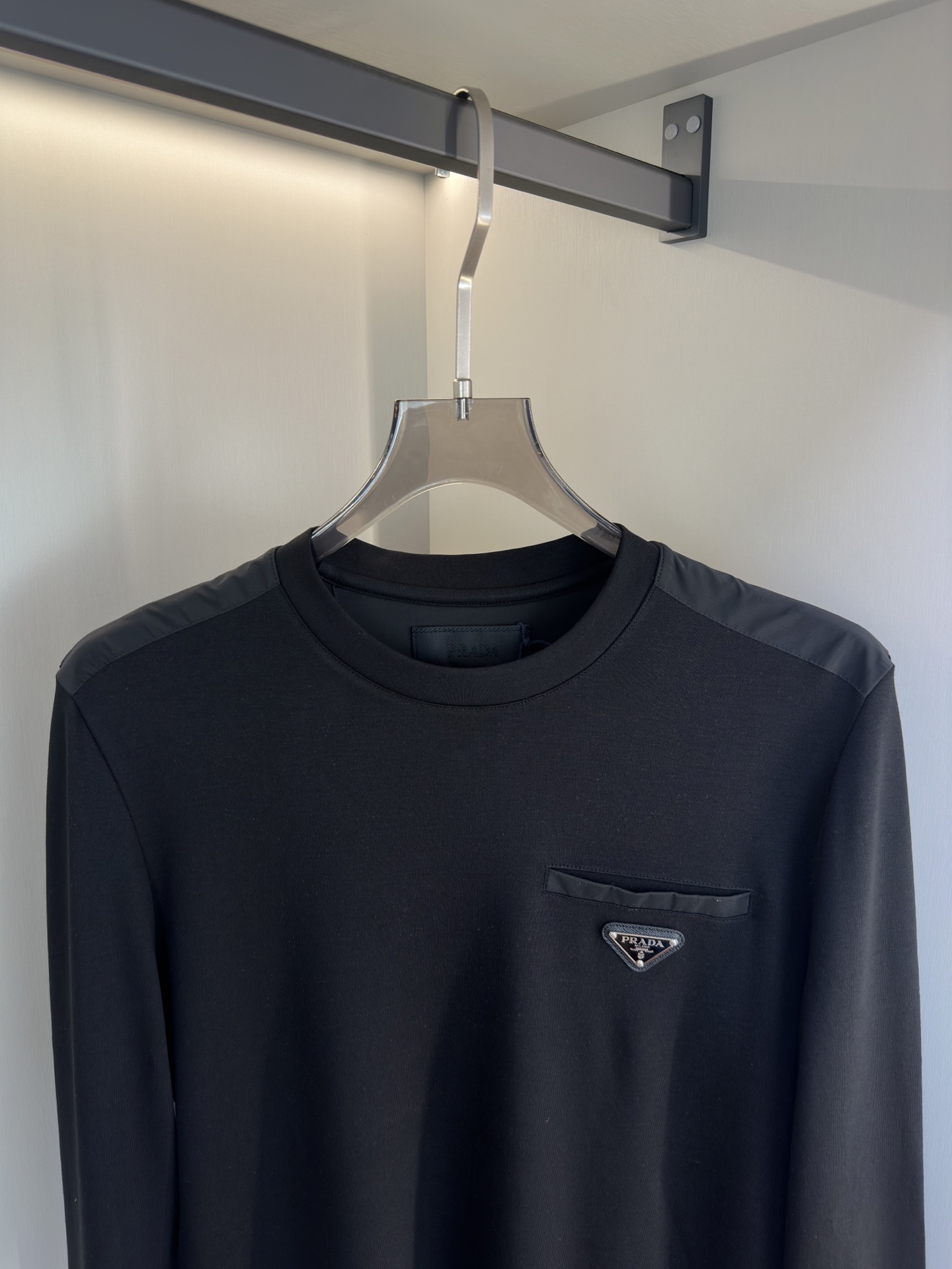 PRADA 25秋冬款长袖打底衫 PRADA这款打底衫款式采用的是基础圆领长袖打底衫，简约基础版型，肩膀