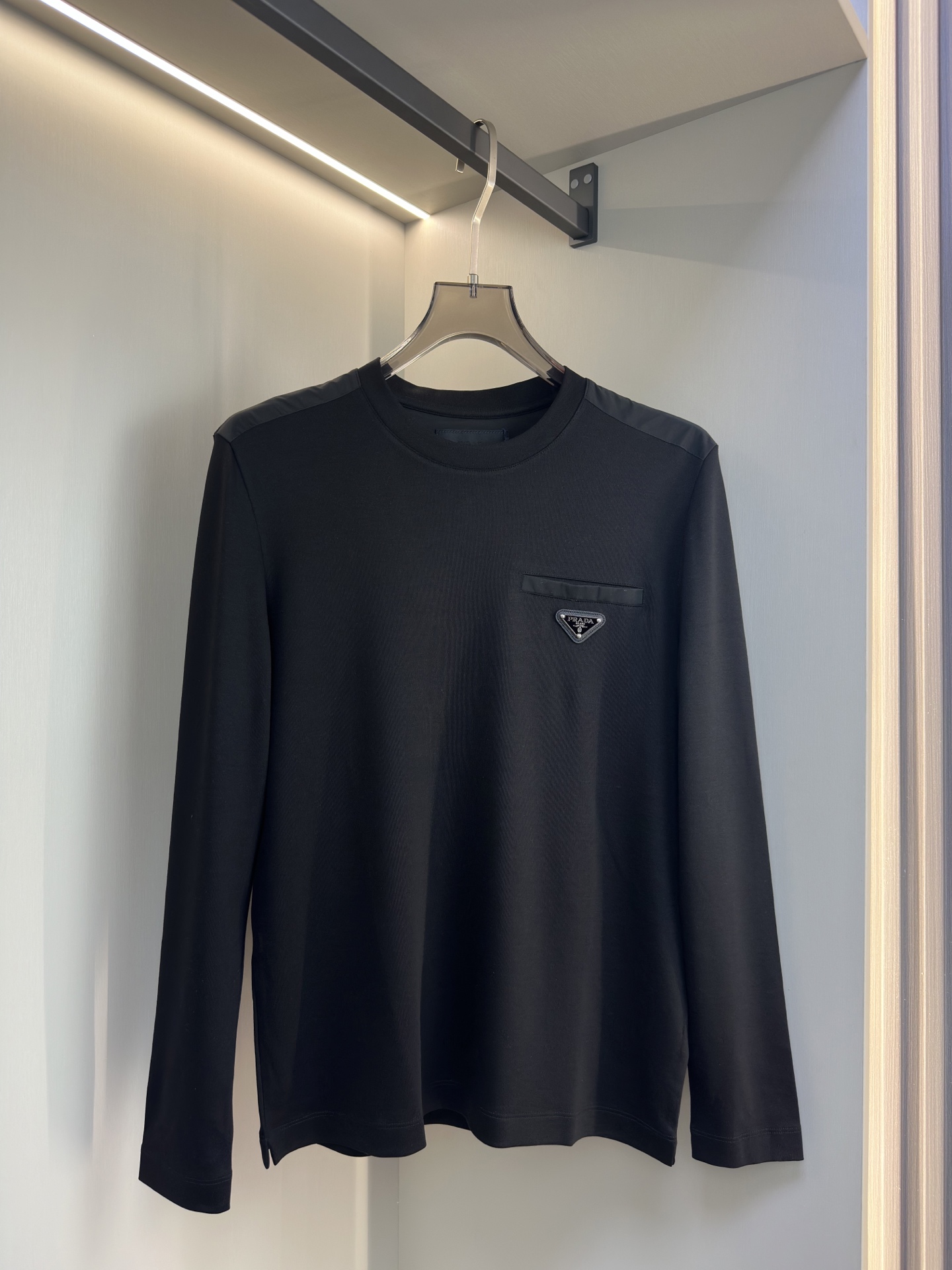 PRADA 25秋冬款长袖打底衫 PRADA这款打底衫款式采用的是基础圆领长袖打底衫，简约基础版型，肩膀