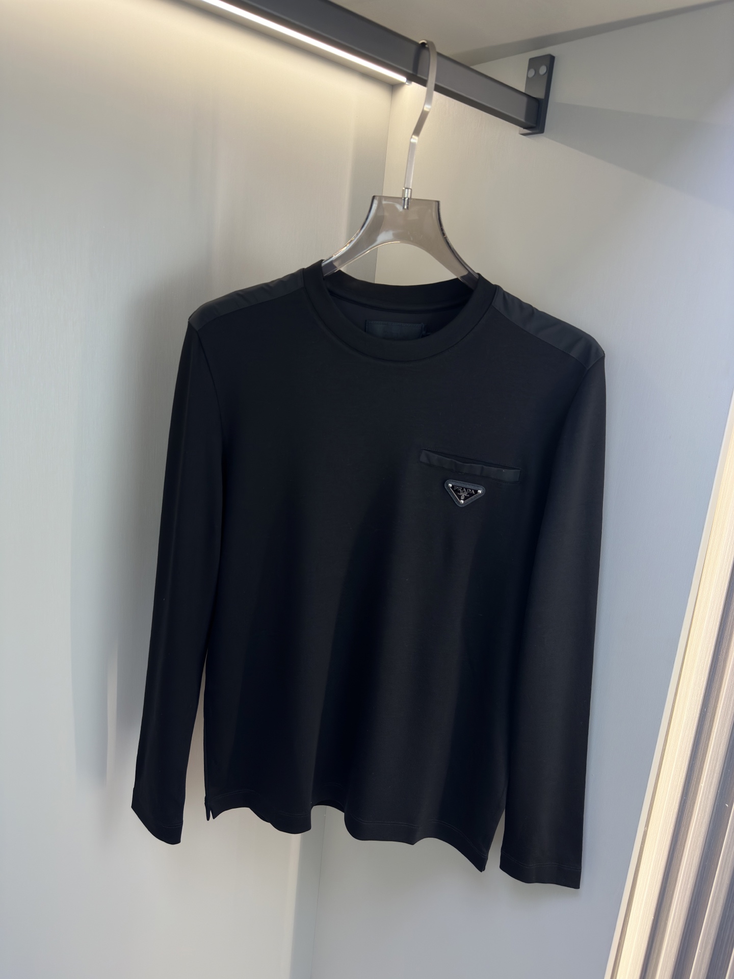 PRADA 25秋冬款长袖打底衫 PRADA这款打底衫款式采用的是基础圆领长袖打底衫，简约基础版型，肩膀