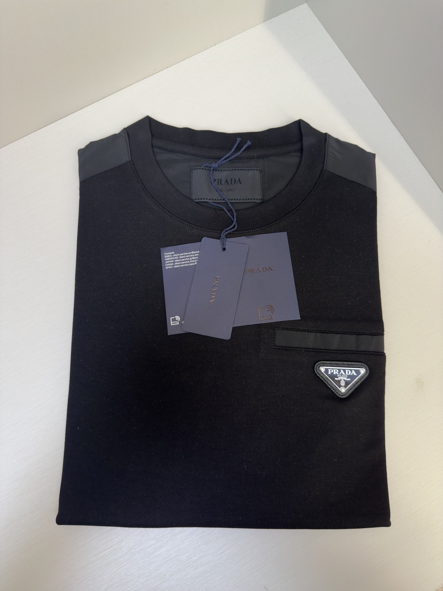 PRADA 25秋冬款长袖打底衫 PRADA这款打底衫款式采用的是基础圆领长袖打底衫，简约基础版型，肩膀