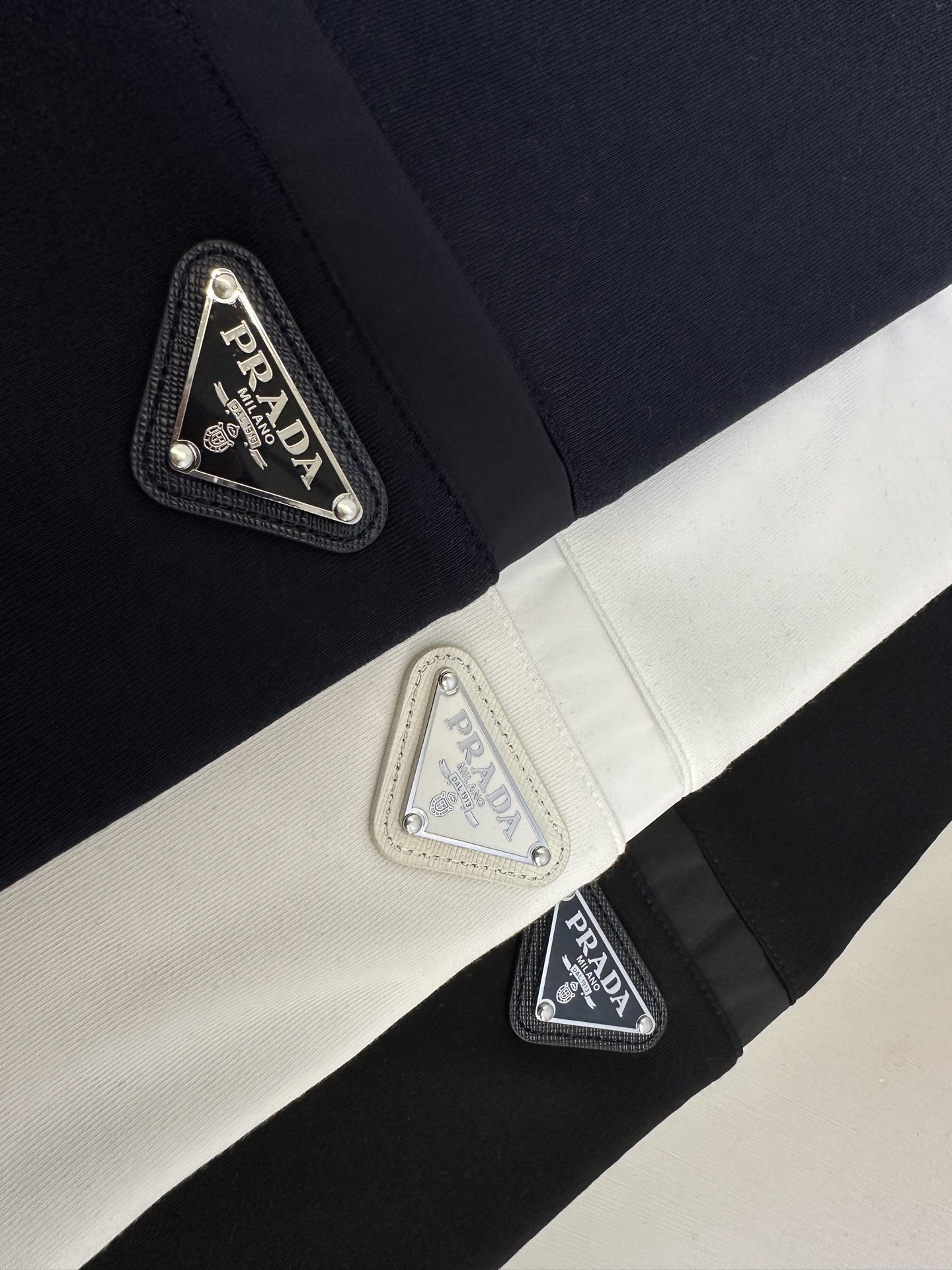 PRADA 25秋冬款长袖打底衫 PRADA这款打底衫款式采用的是基础圆领长袖打底衫，简约基础版型，肩膀