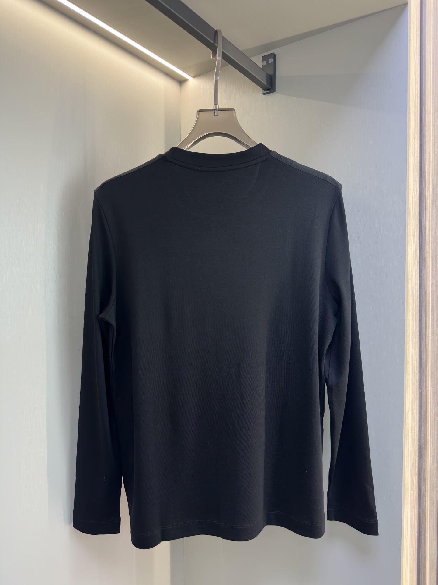 PRADA 25秋冬款长袖打底衫 PRADA这款打底衫款式采用的是基础圆领长袖打底衫，简约基础版型，肩膀