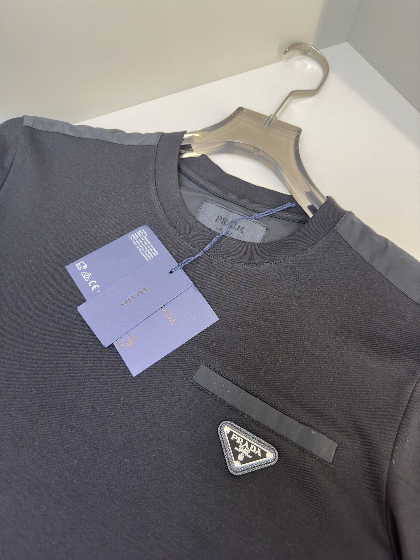 PRADA 25秋冬款长袖打底衫 PRADA这款打底衫款式采用的是基础圆领长袖打底衫，简约基础版型，肩膀