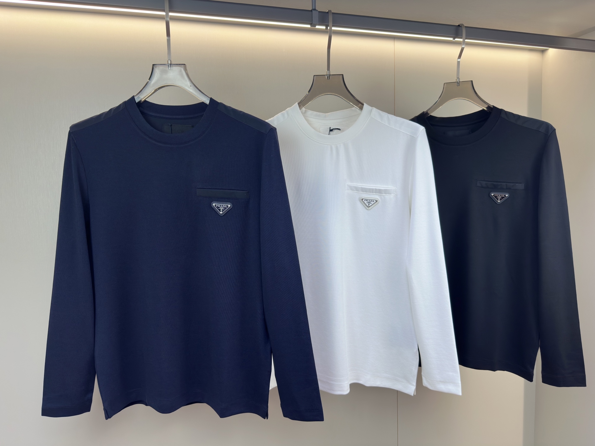 PRADA 25秋冬款长袖打底衫 PRADA这款打底衫款式采用的是基础圆领长袖打底衫，简约基础版型，肩膀