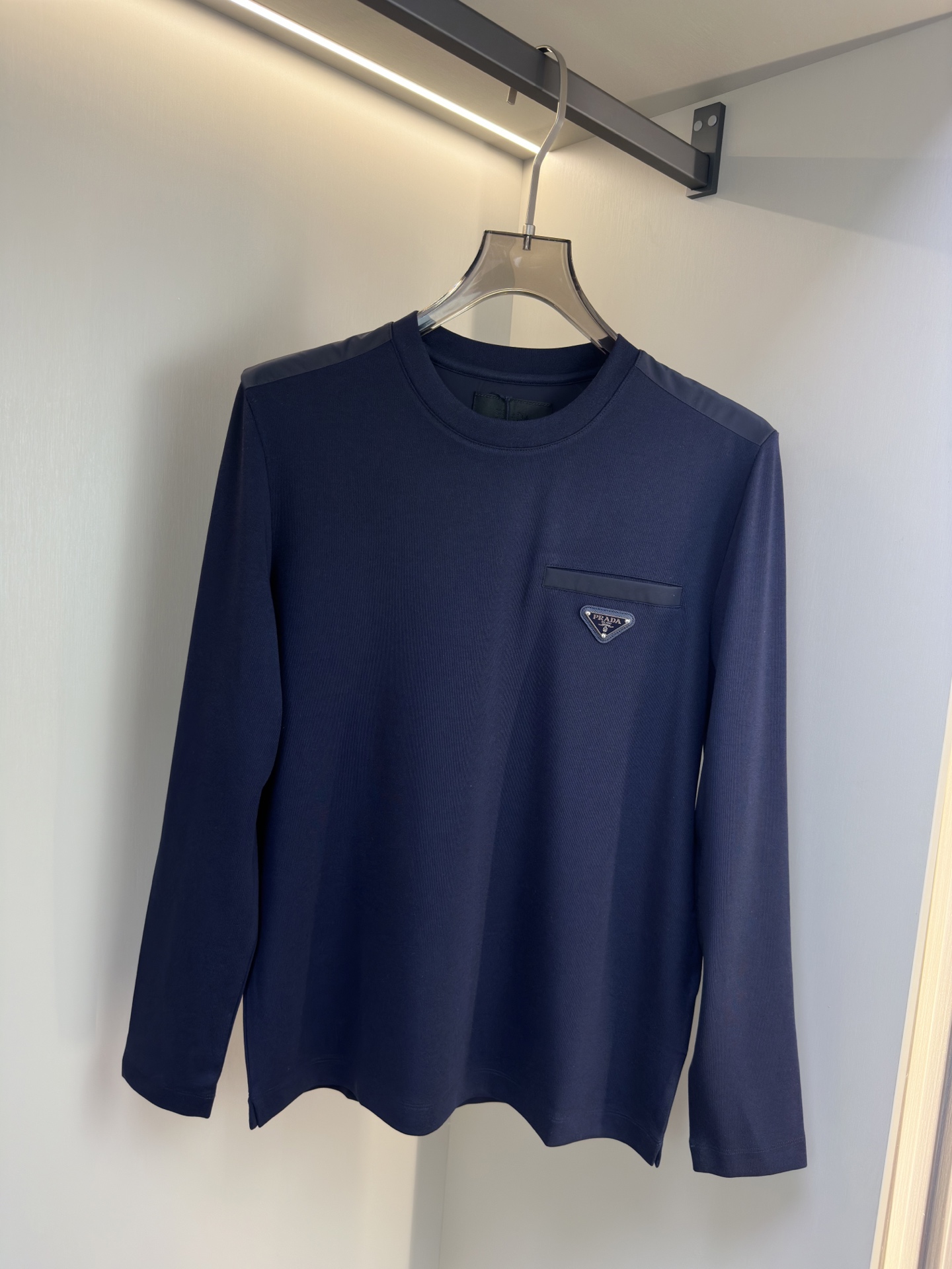 PRADA 25秋冬款长袖打底衫 PRADA这款打底衫款式采用的是基础圆领长袖打底衫，简约基础版型，肩膀