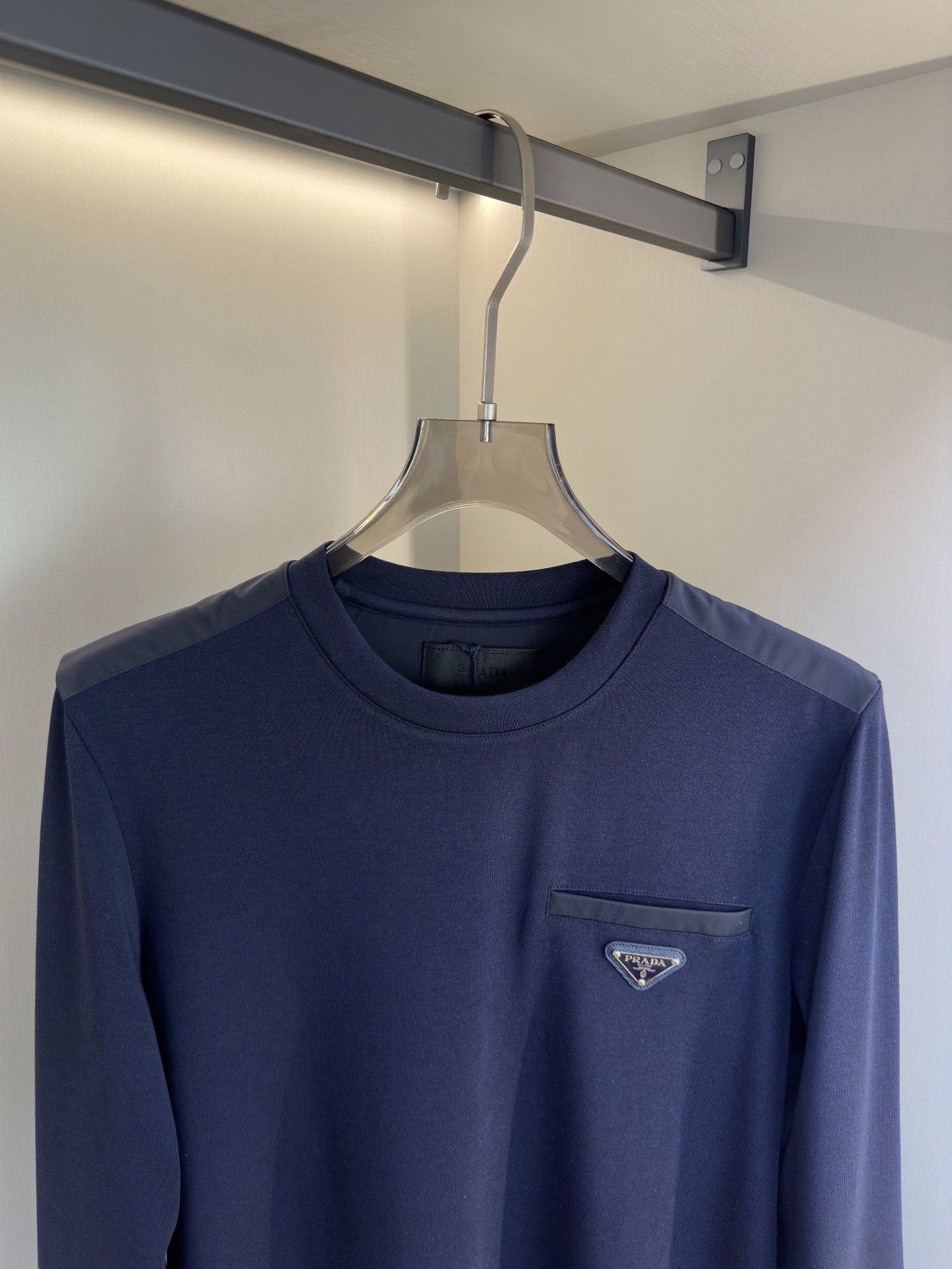 PRADA 25秋冬款长袖打底衫 PRADA这款打底衫款式采用的是基础圆领长袖打底衫，简约基础版型，肩膀