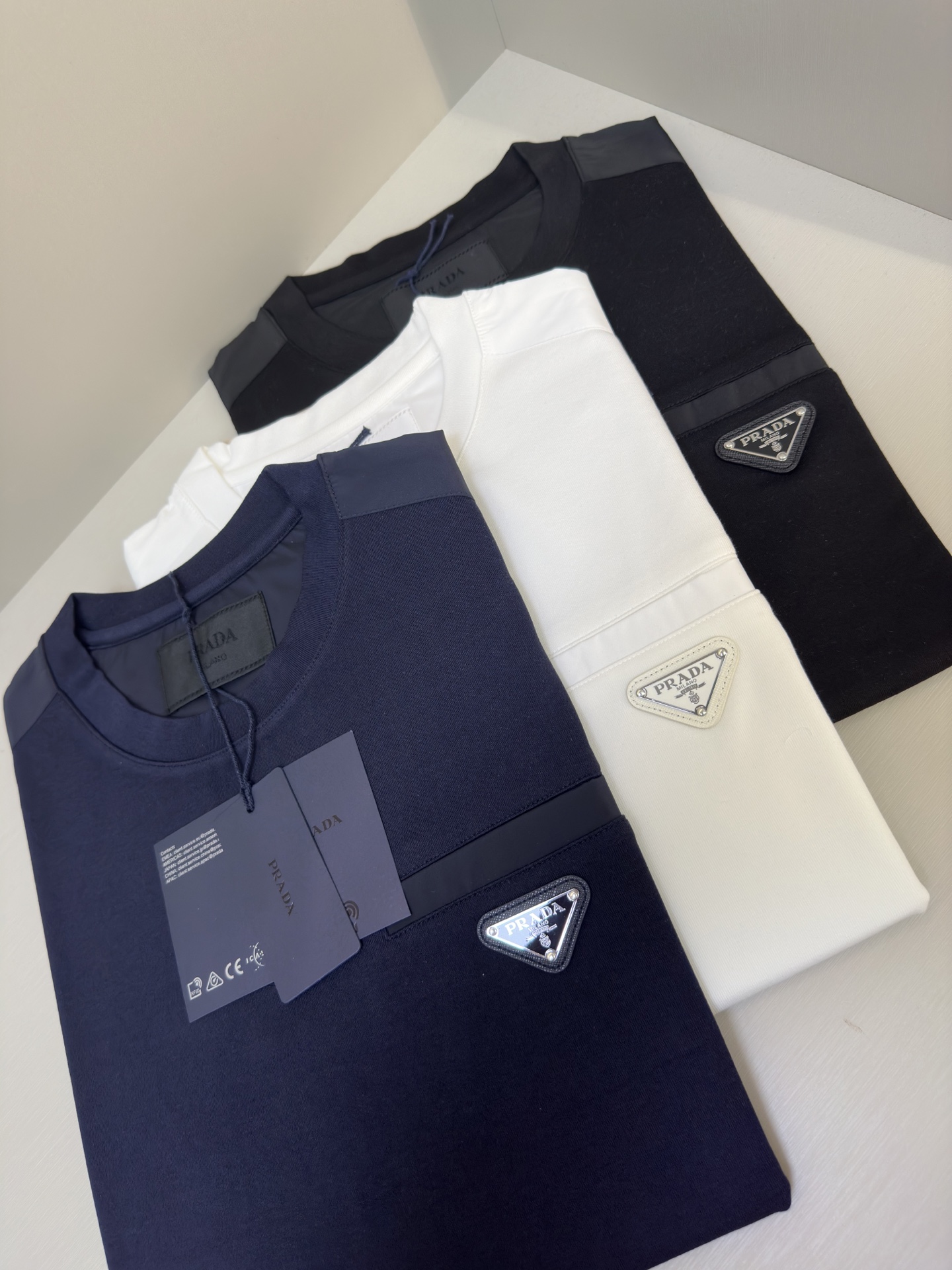 PRADA 25秋冬款长袖打底衫 PRADA这款打底衫款式采用的是基础圆领长袖打底衫，简约基础版型，肩膀