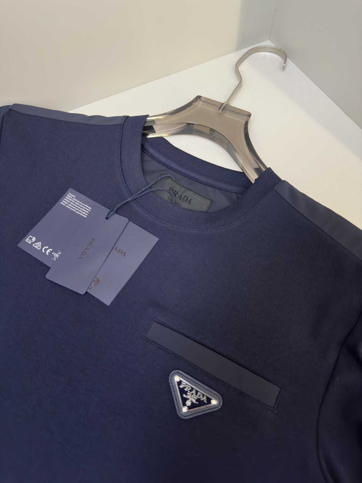 PRADA 25秋冬款长袖打底衫 PRADA这款打底衫款式采用的是基础圆领长袖打底衫，简约基础版型，肩膀